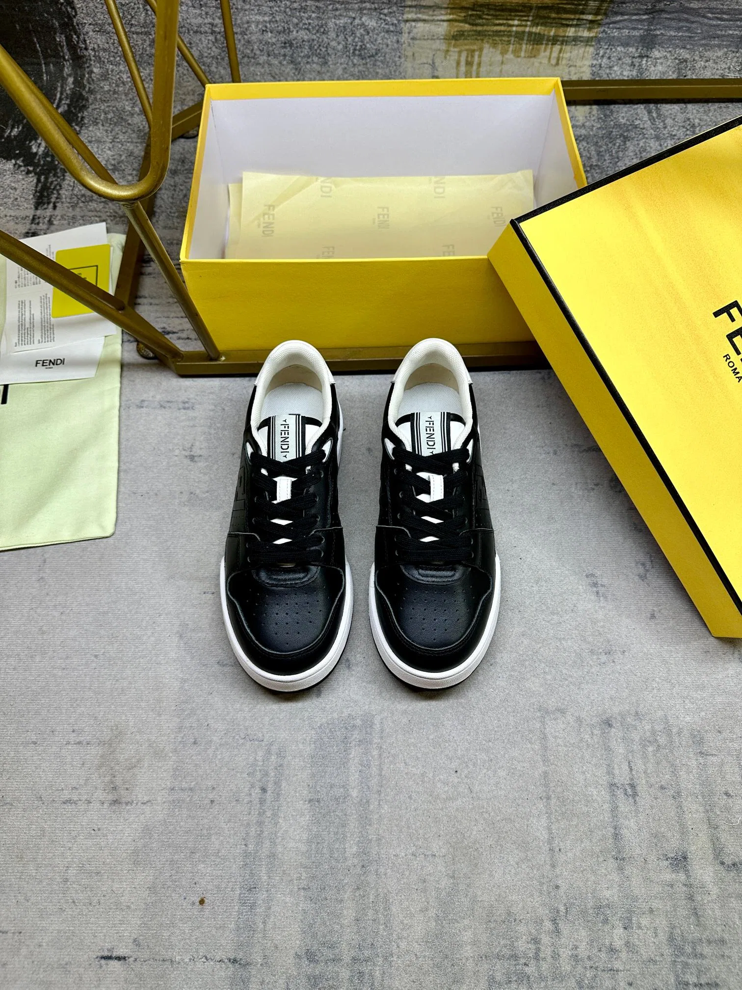 FEN 27FW EIUHZUK 006 스니커즈 9
