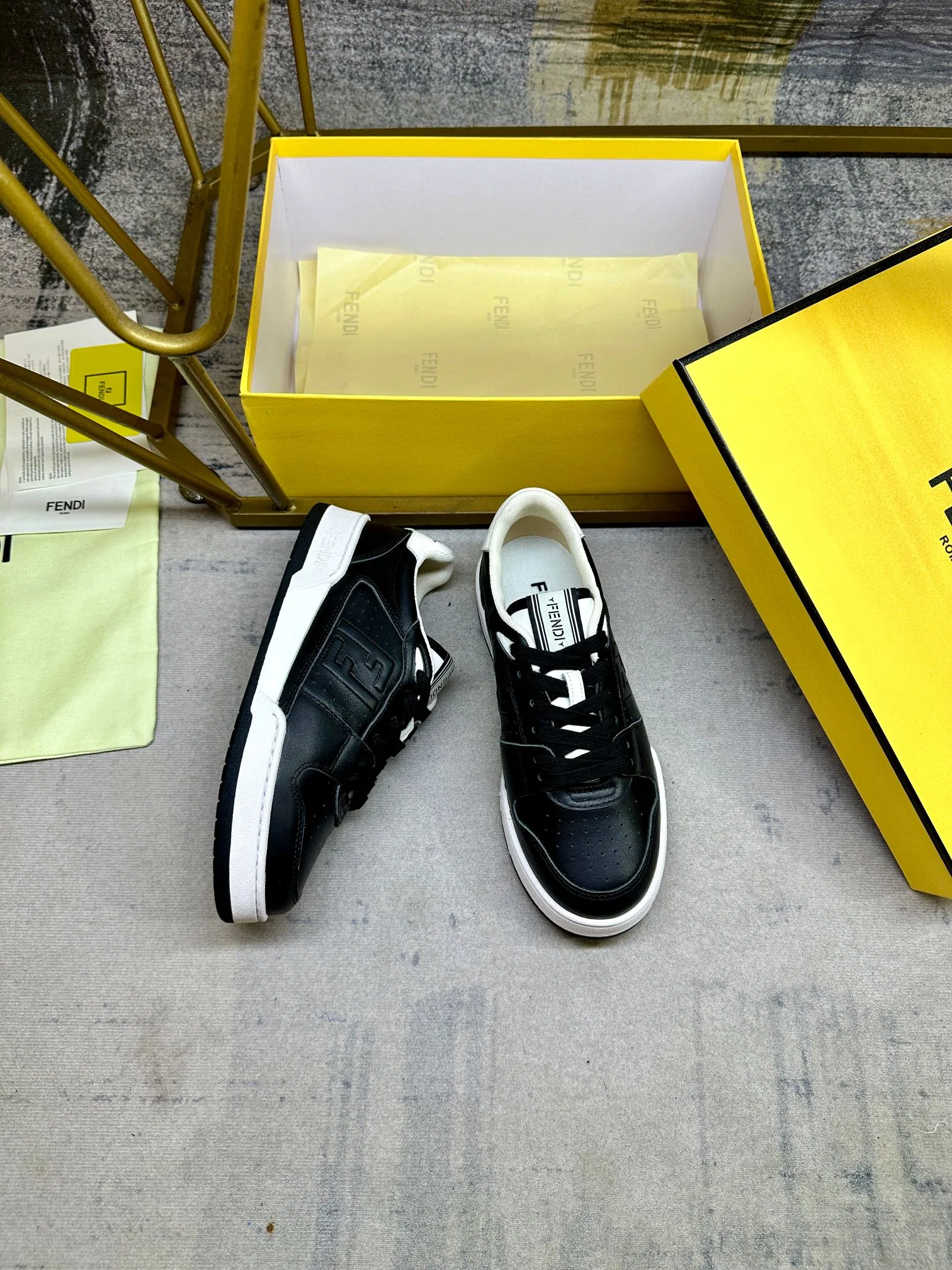 FEN 27FW EIUHZUK 006 스니커즈 10