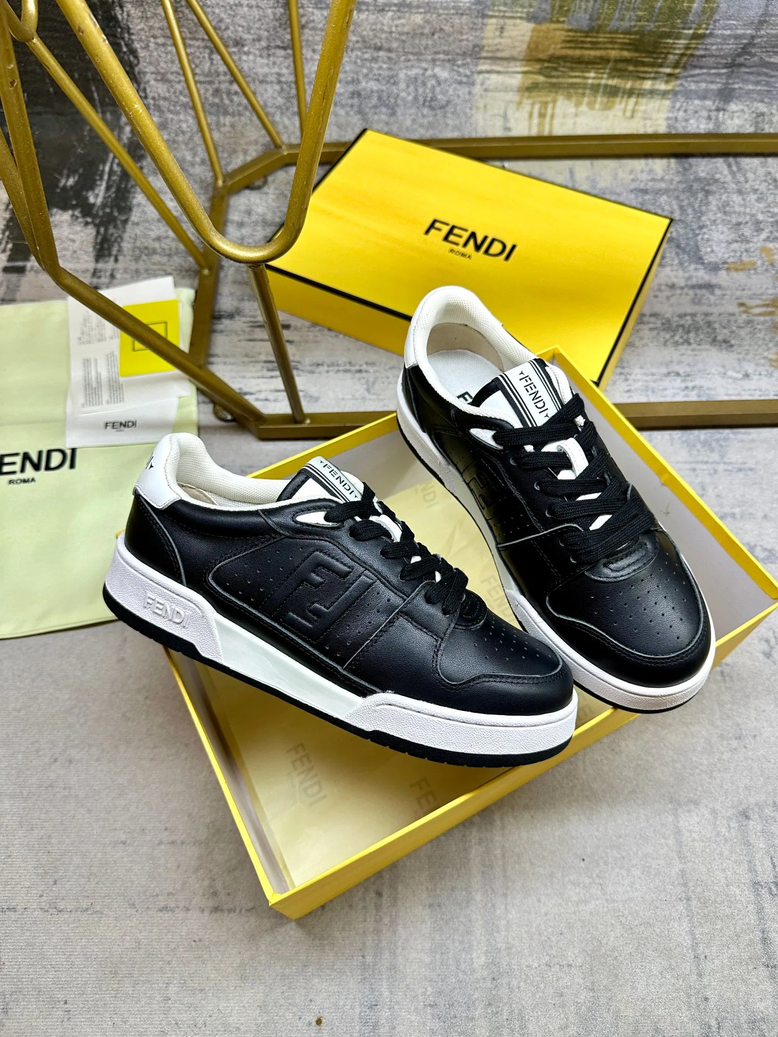 FEN 27FW EIUHZUK 006 스니커즈 12