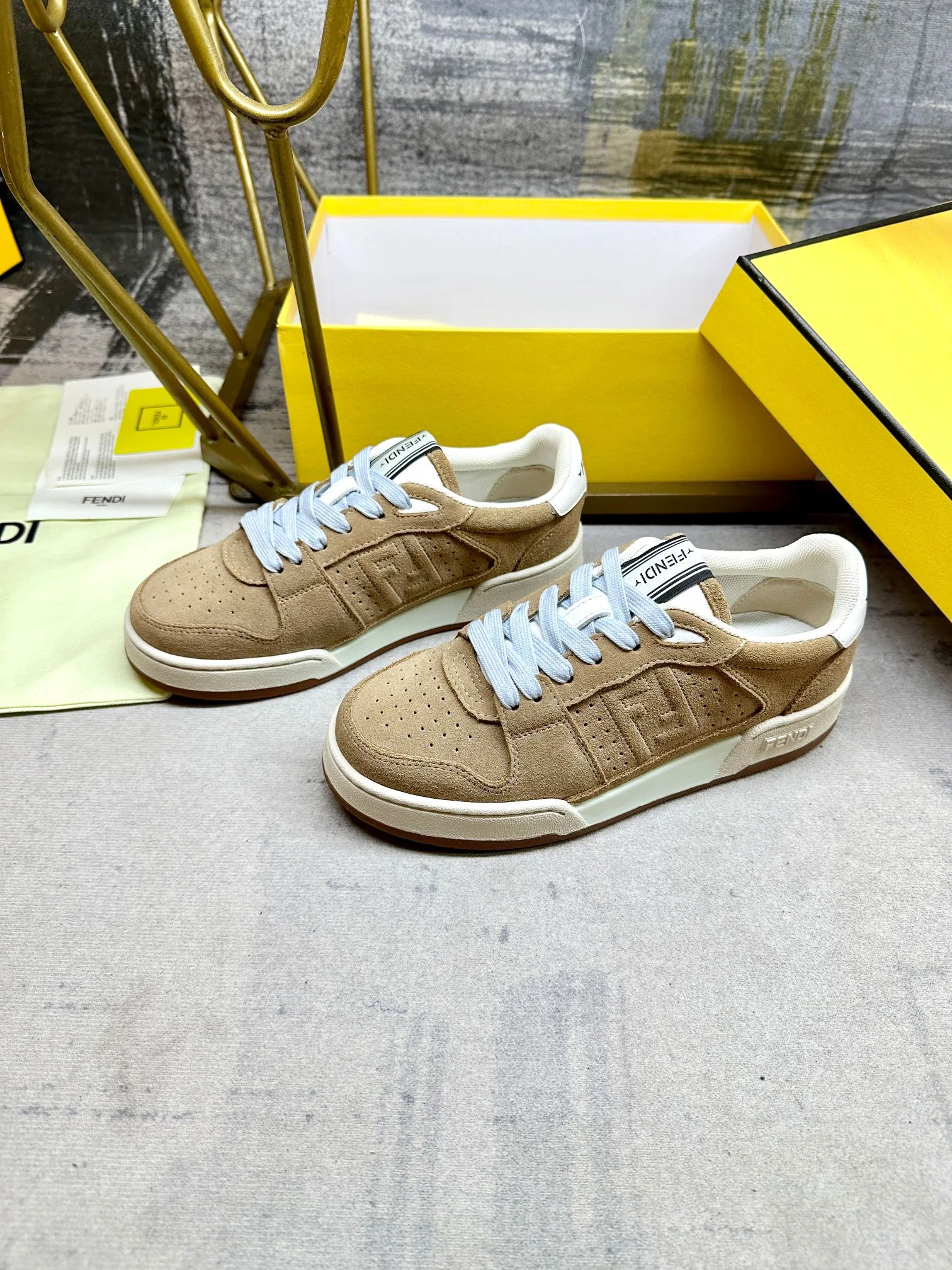 FEN 27FW EIUHZUK 006 스니커즈 14
