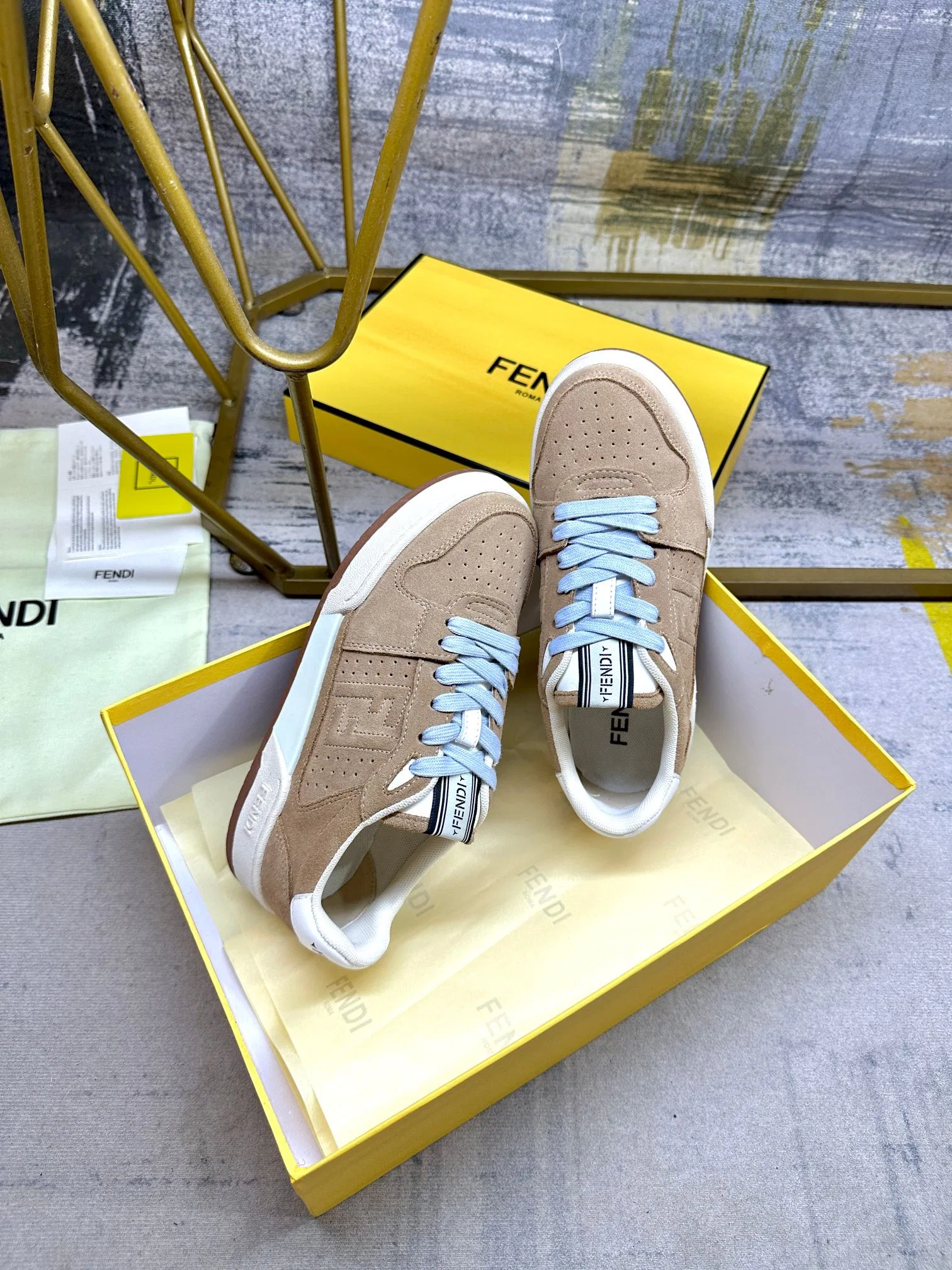 FEN 27FW EIUHZUK 006 스니커즈 18