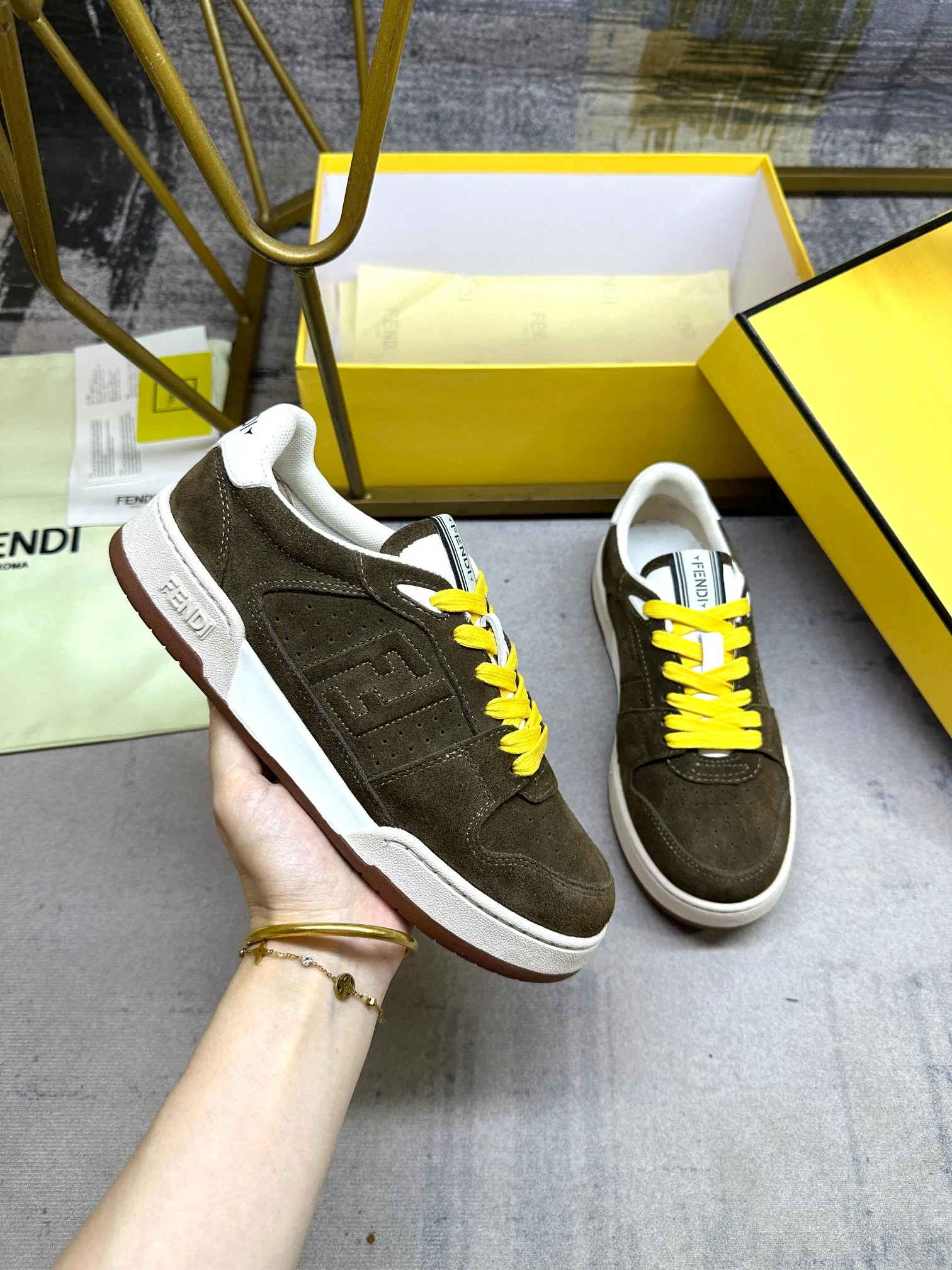 FEN 27FW EIUHZUK 006 스니커즈 19