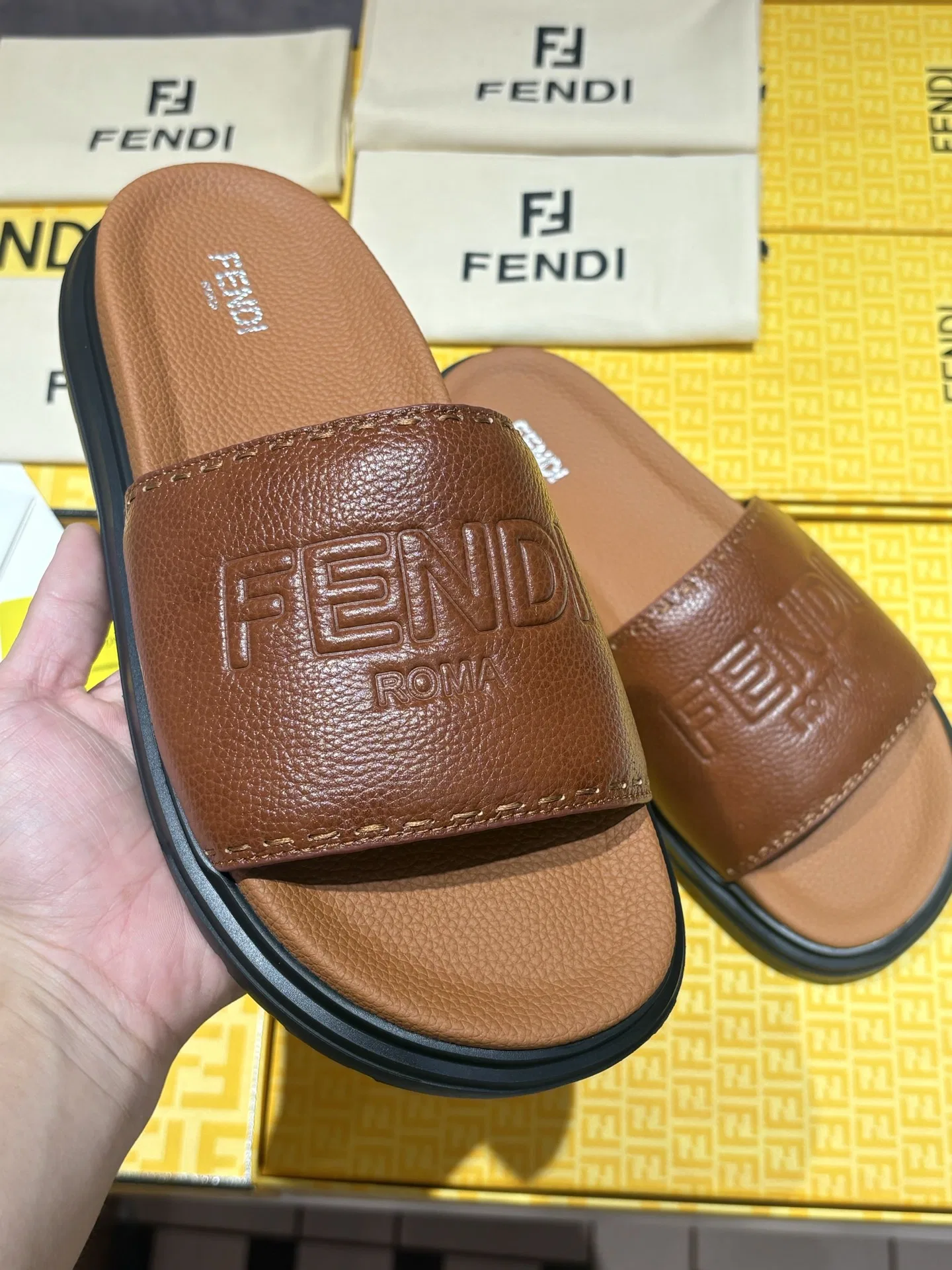 FEN 27FW INTBAJF 001 슬리퍼 8