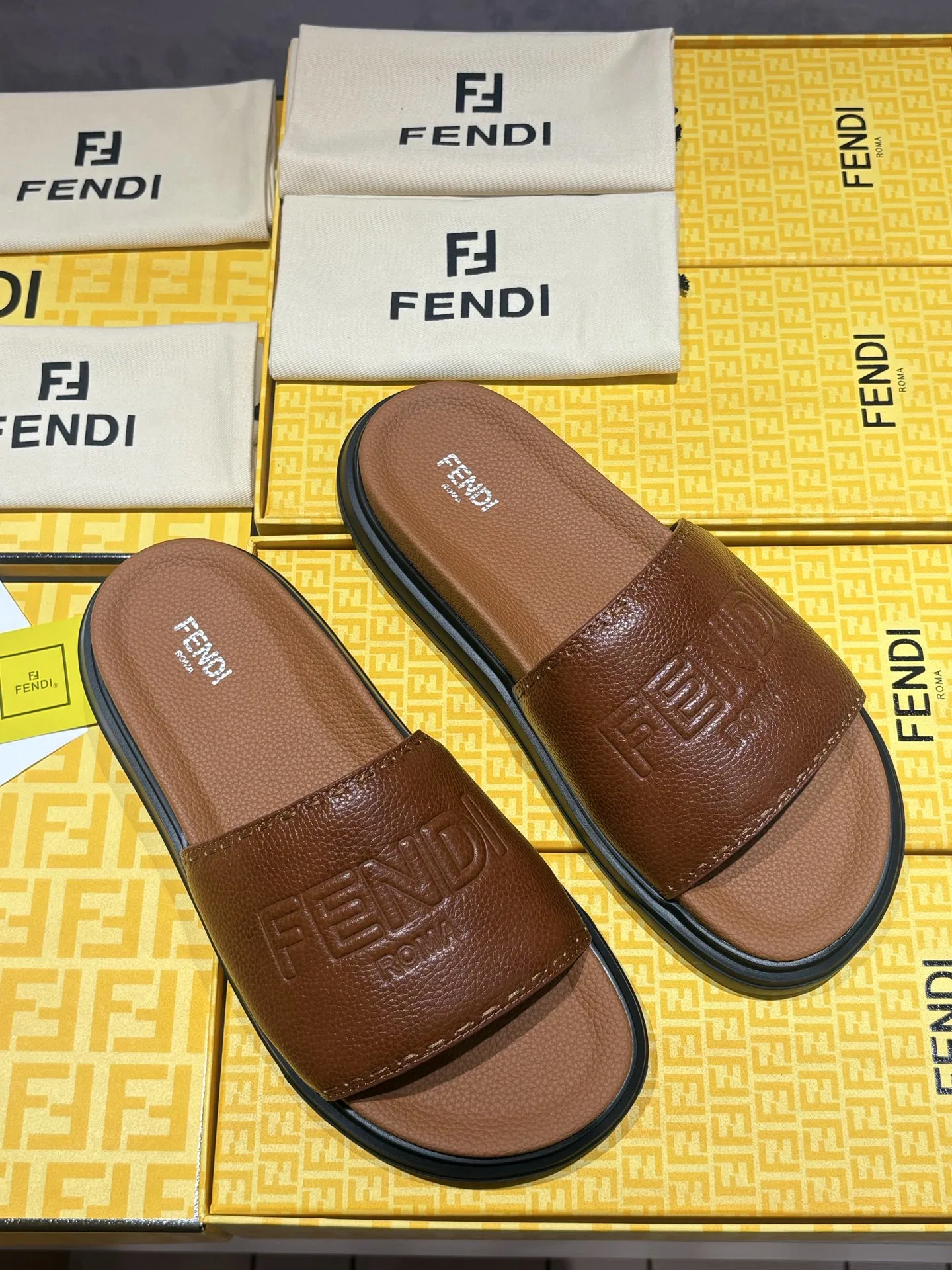 FEN 27FW INTBAJF 001 슬리퍼 9
