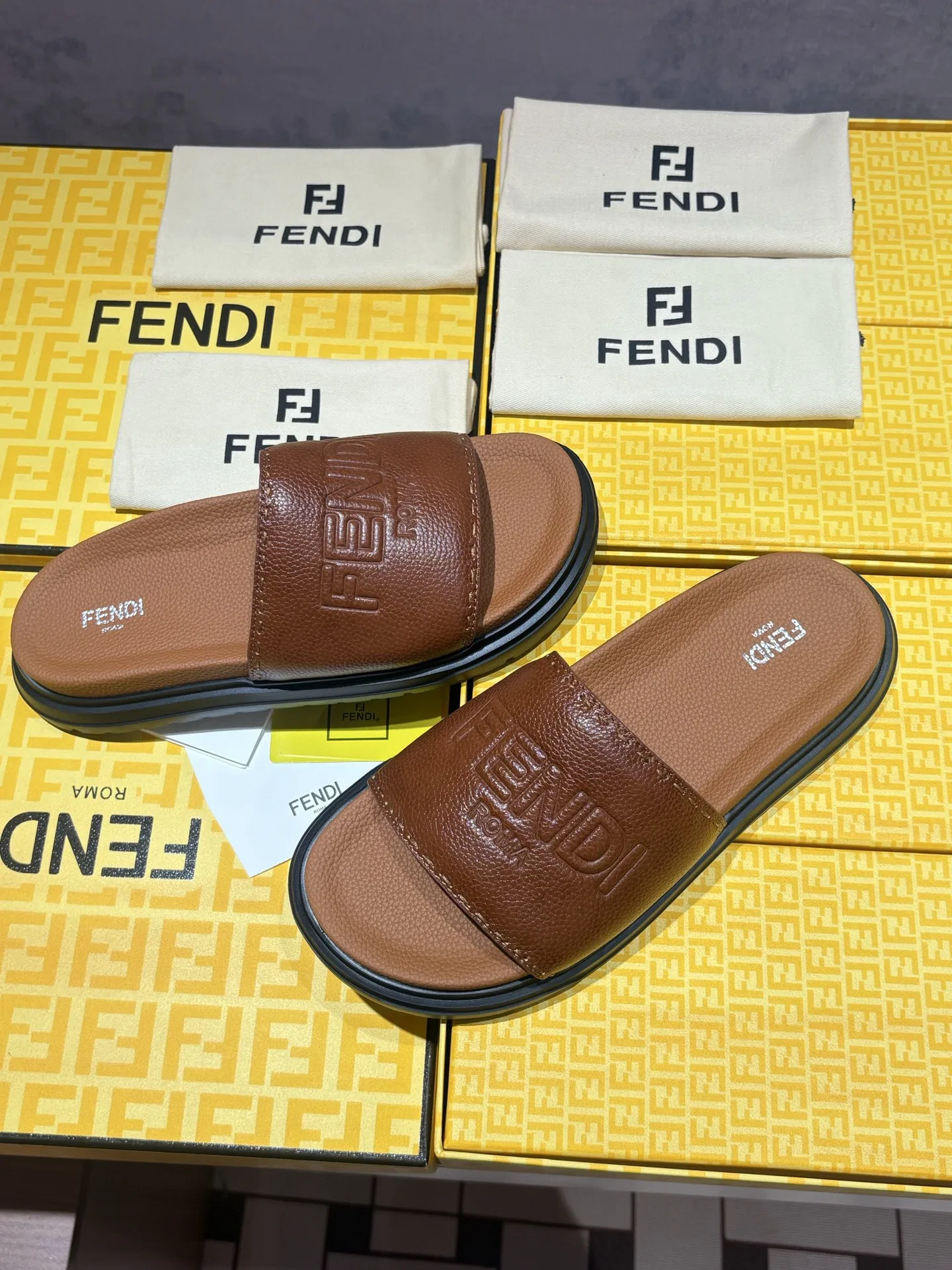 FEN 27FW INTBAJF 001 슬리퍼 11