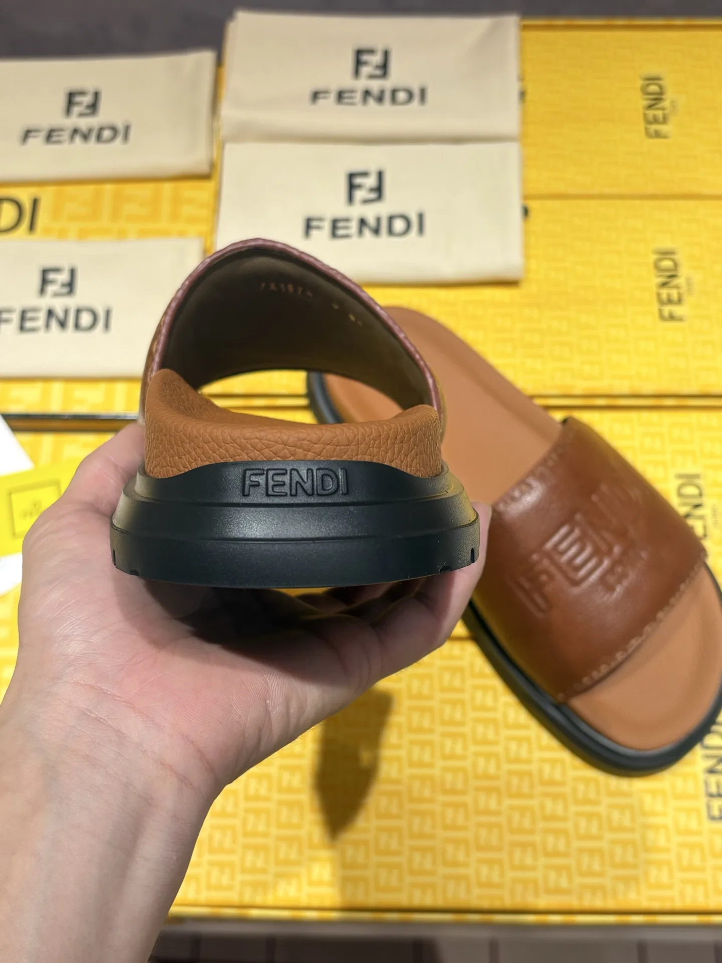 FEN 27FW INTBAJF 001 슬리퍼 13