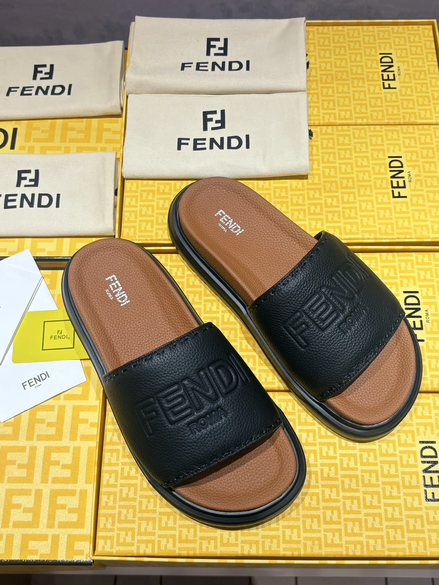 FEN 27FW INTBAJF 001 슬리퍼 16