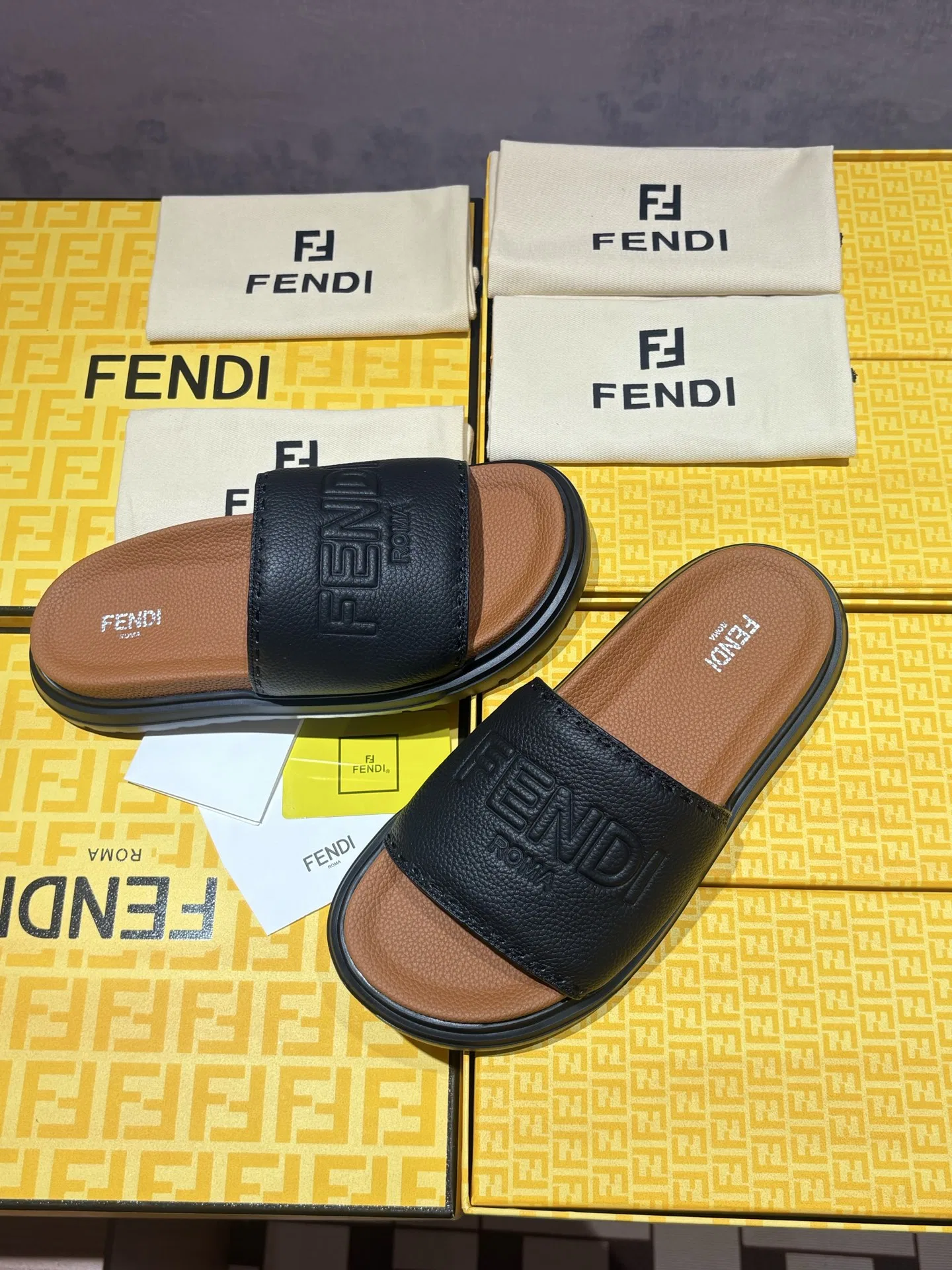 FEN 27FW INTBAJF 001 슬리퍼 17