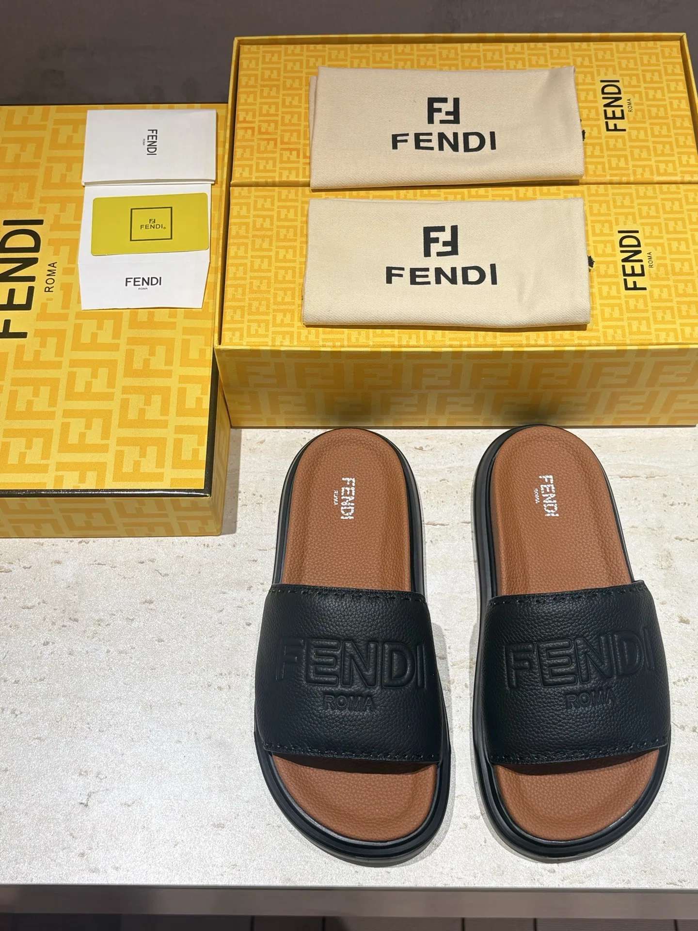 FEN 27FW INTBAJF 001 슬리퍼 19