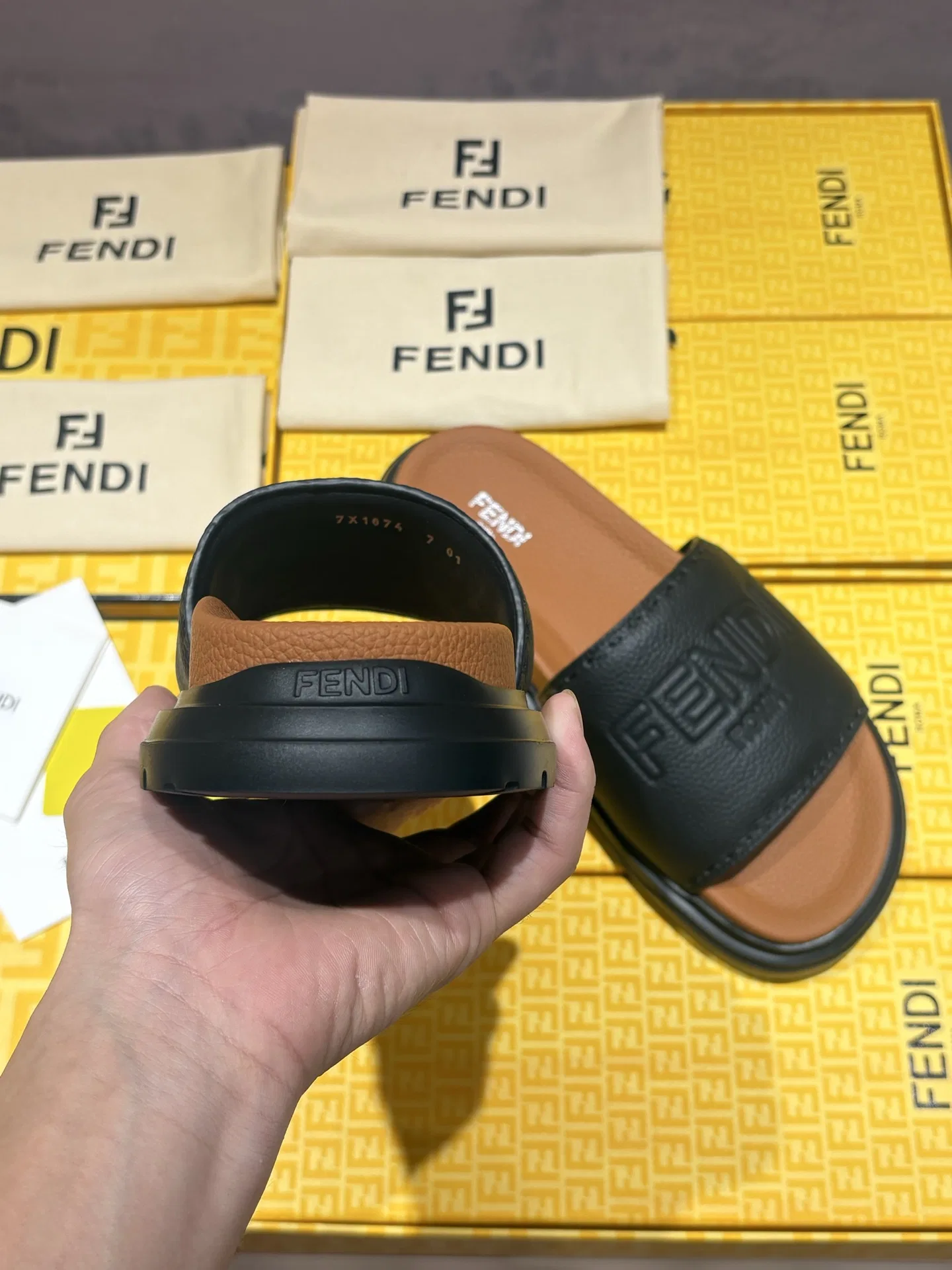 FEN 27FW INTBAJF 001 슬리퍼 20