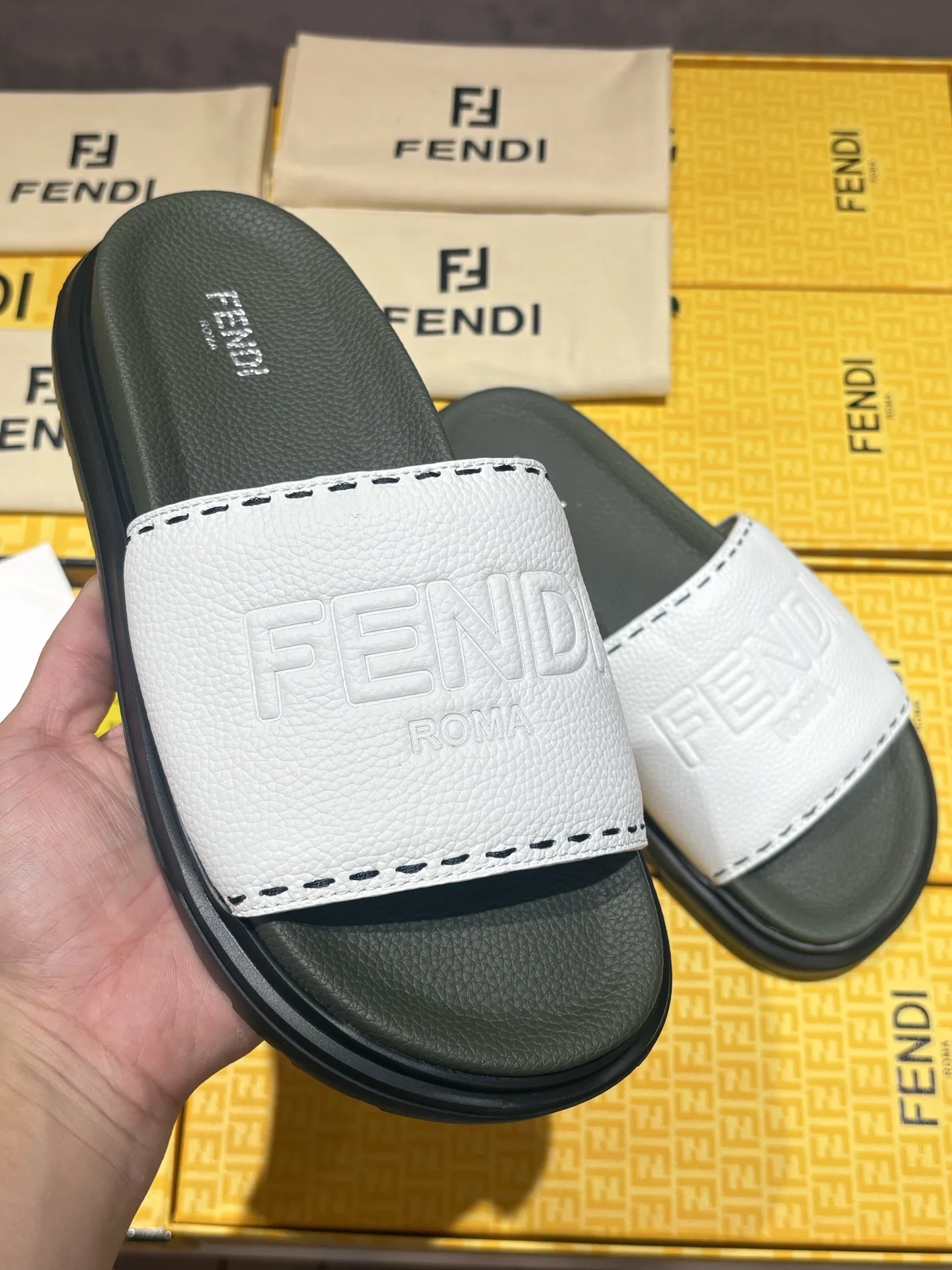 FEN 27FW INTBAJF 001 슬리퍼 22
