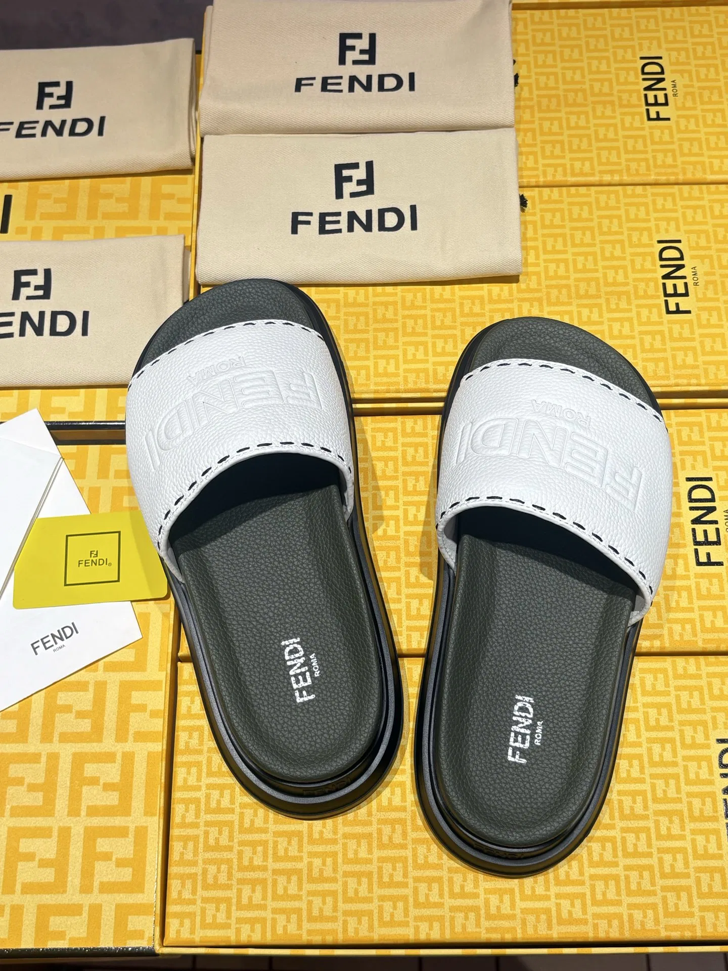 FEN 27FW INTBAJF 001 슬리퍼 23