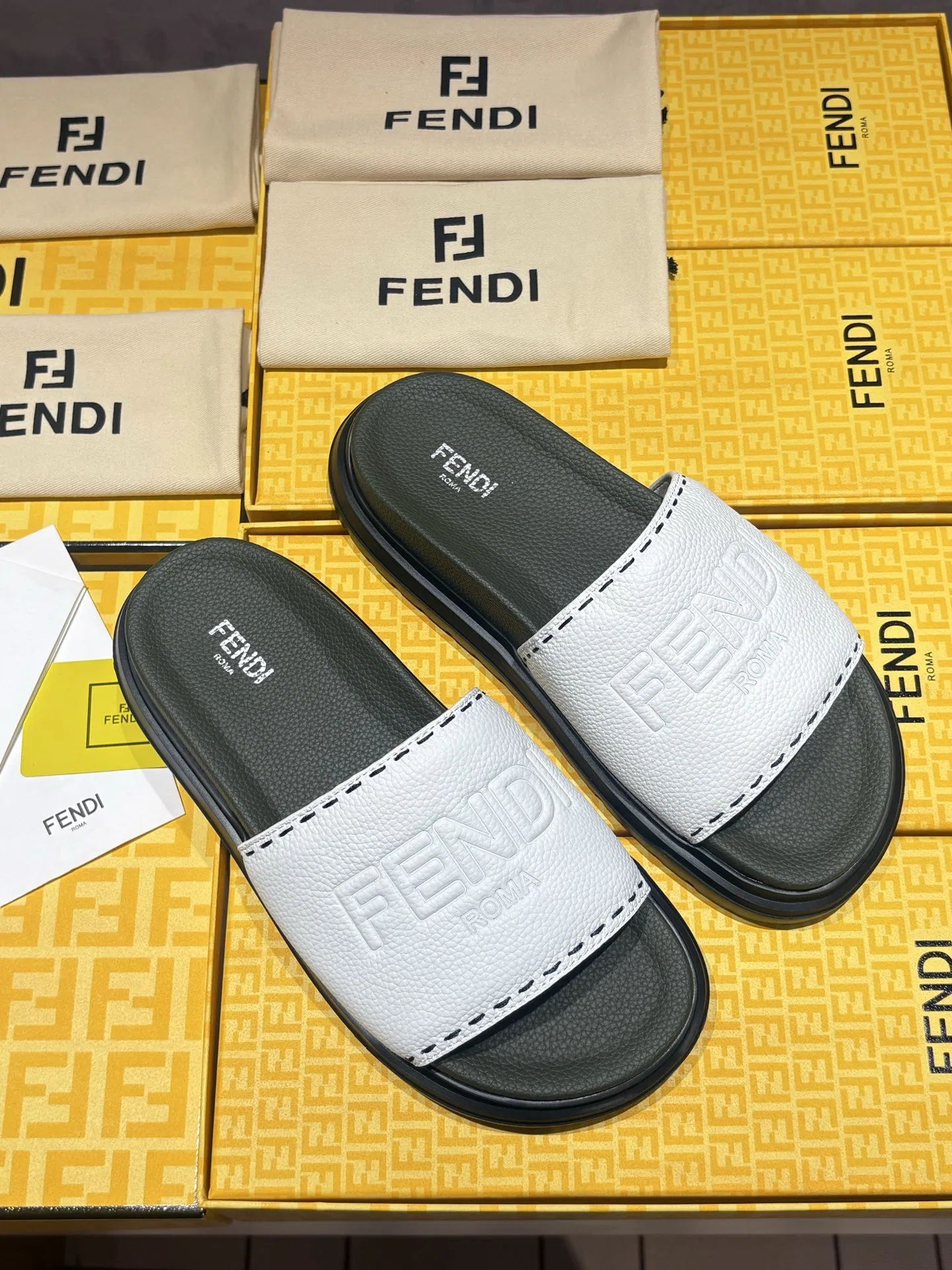 FEN 27FW INTBAJF 001 슬리퍼 24