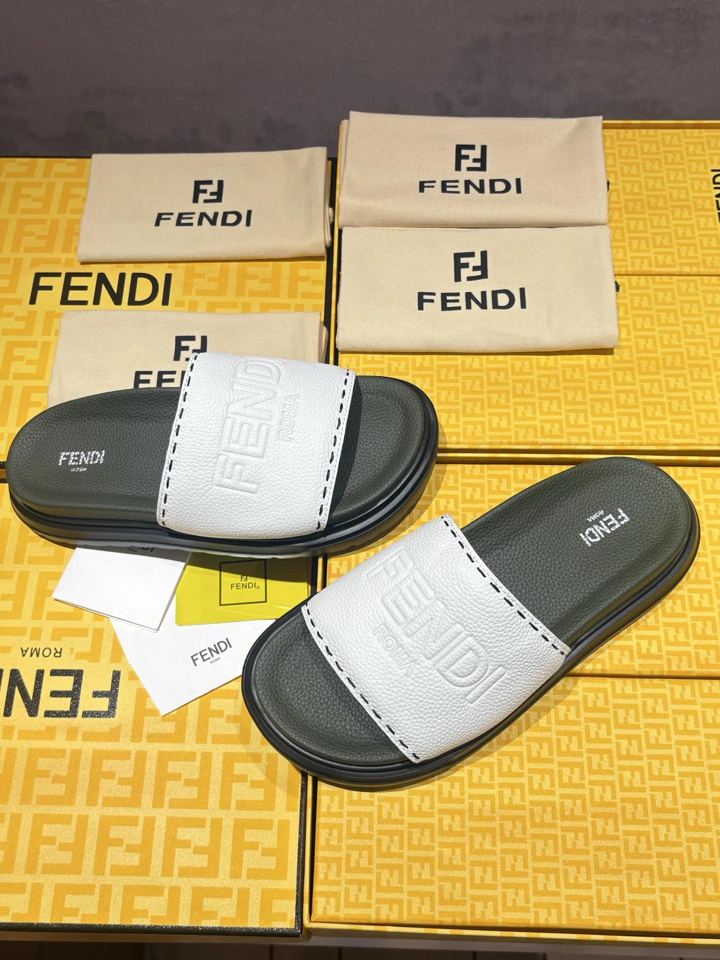 FEN 27FW INTBAJF 001 슬리퍼 25