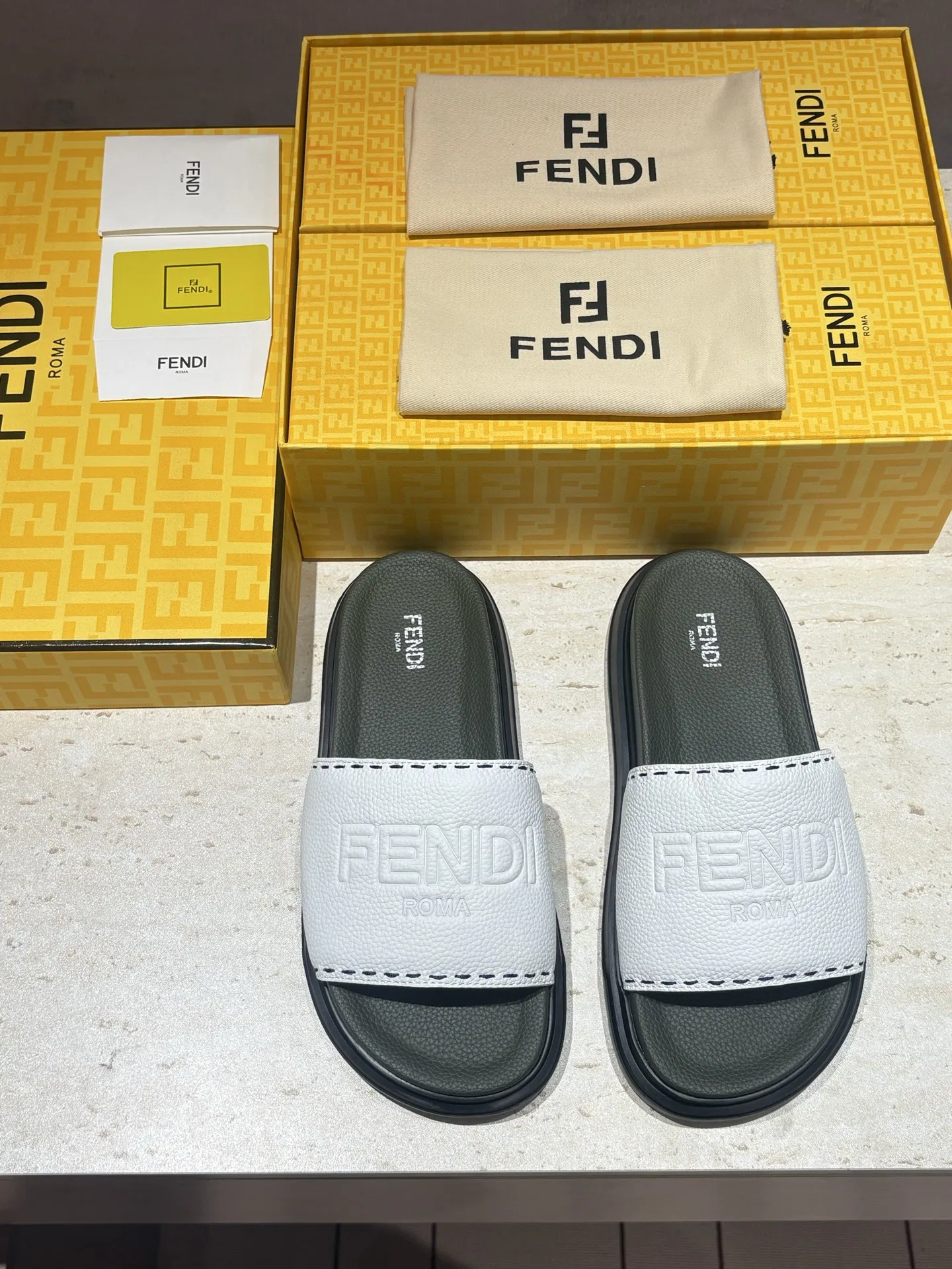 FEN 27FW INTBAJF 001 슬리퍼 26