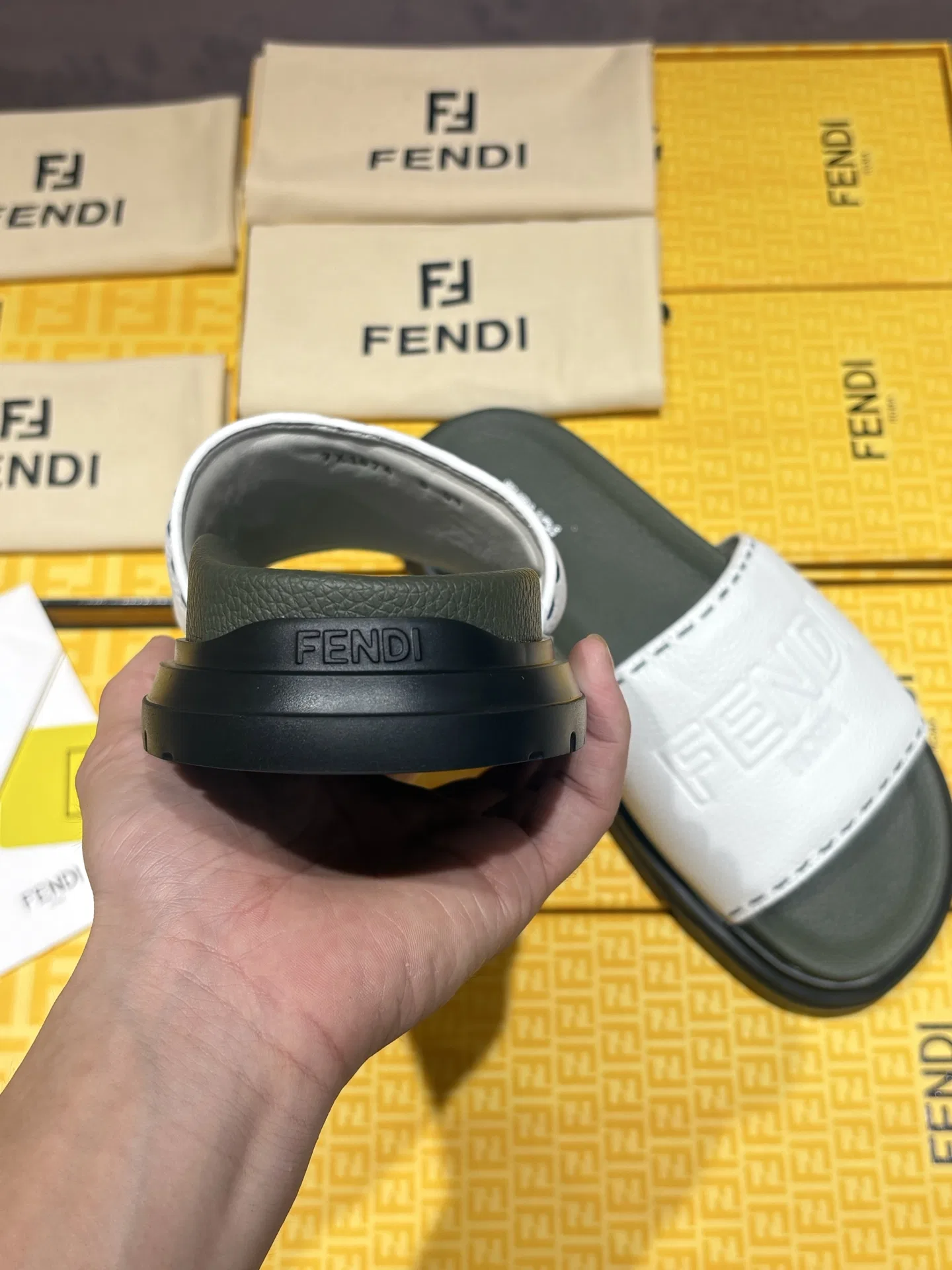FEN 27FW INTBAJF 001 슬리퍼 27