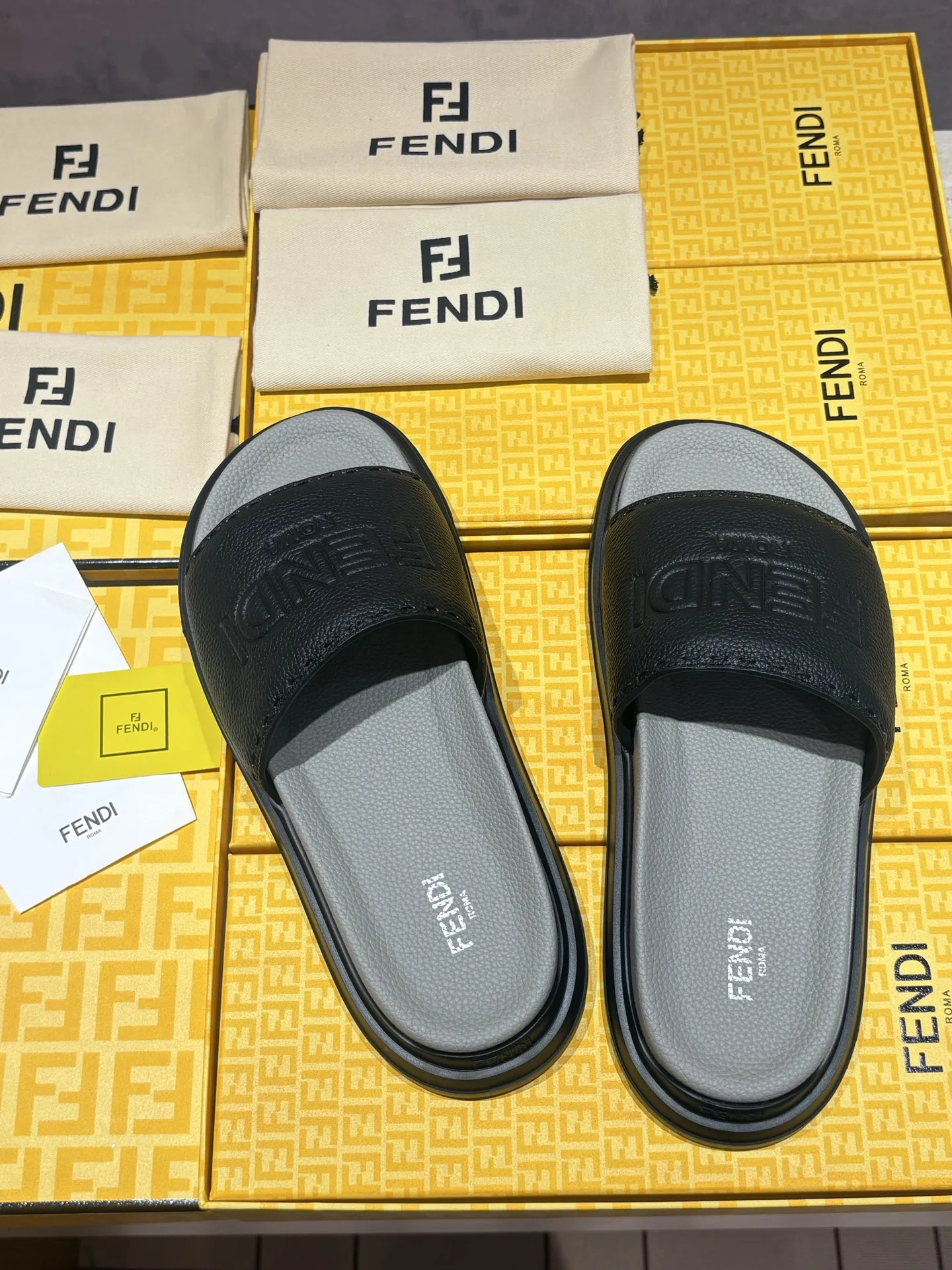 FEN 27FW INTBAJF 001 슬리퍼 30