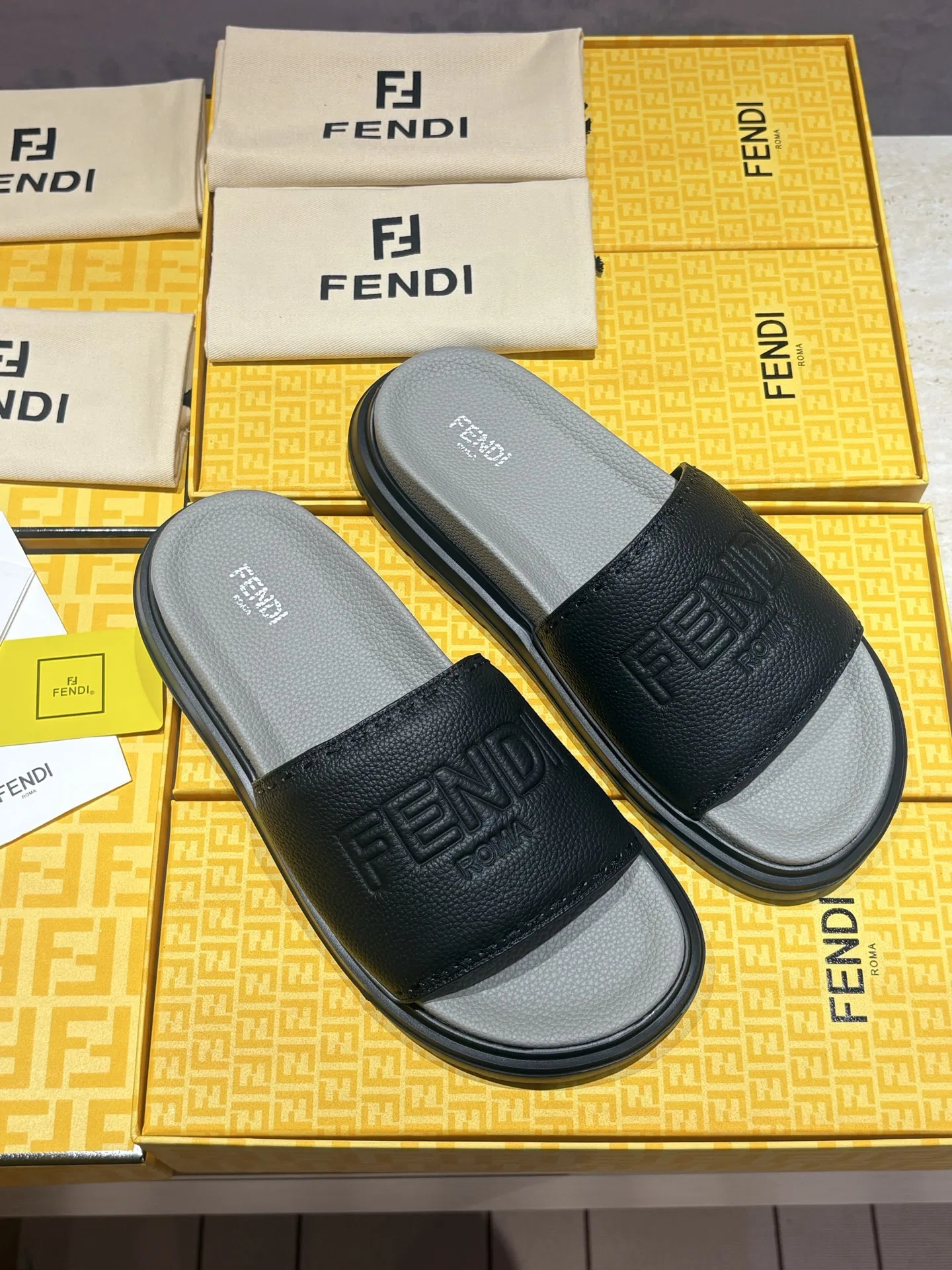 FEN 27FW INTBAJF 001 슬리퍼 32