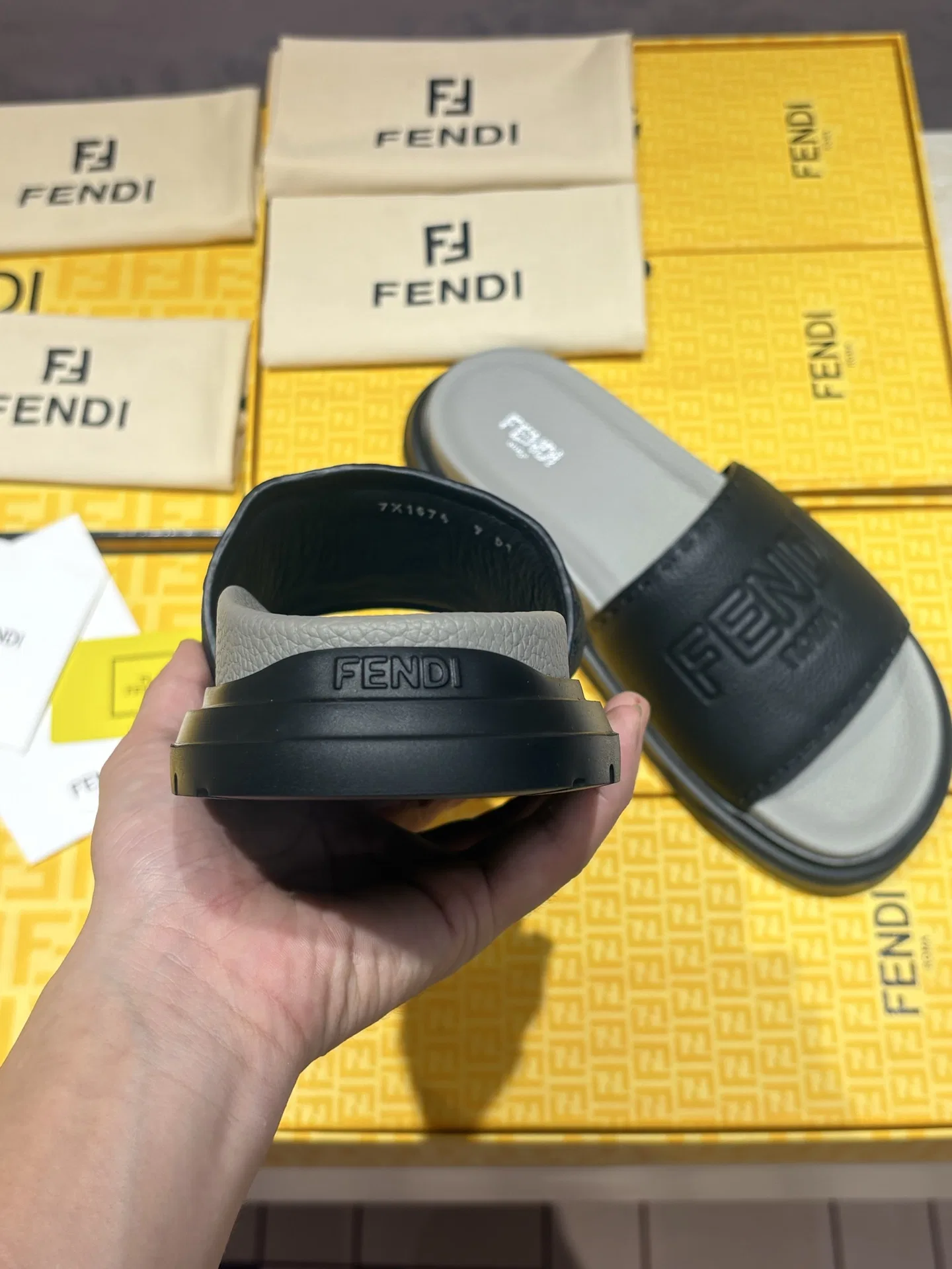 FEN 27FW INTBAJF 001 슬리퍼 34