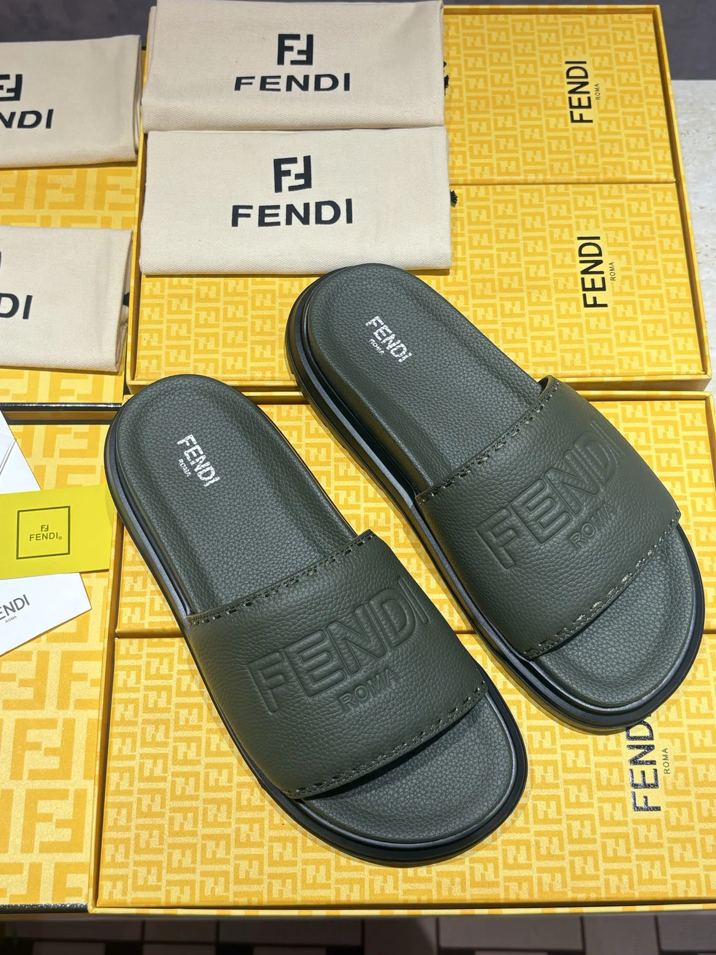 FEN 27FW INTBAJF 001 슬리퍼 37