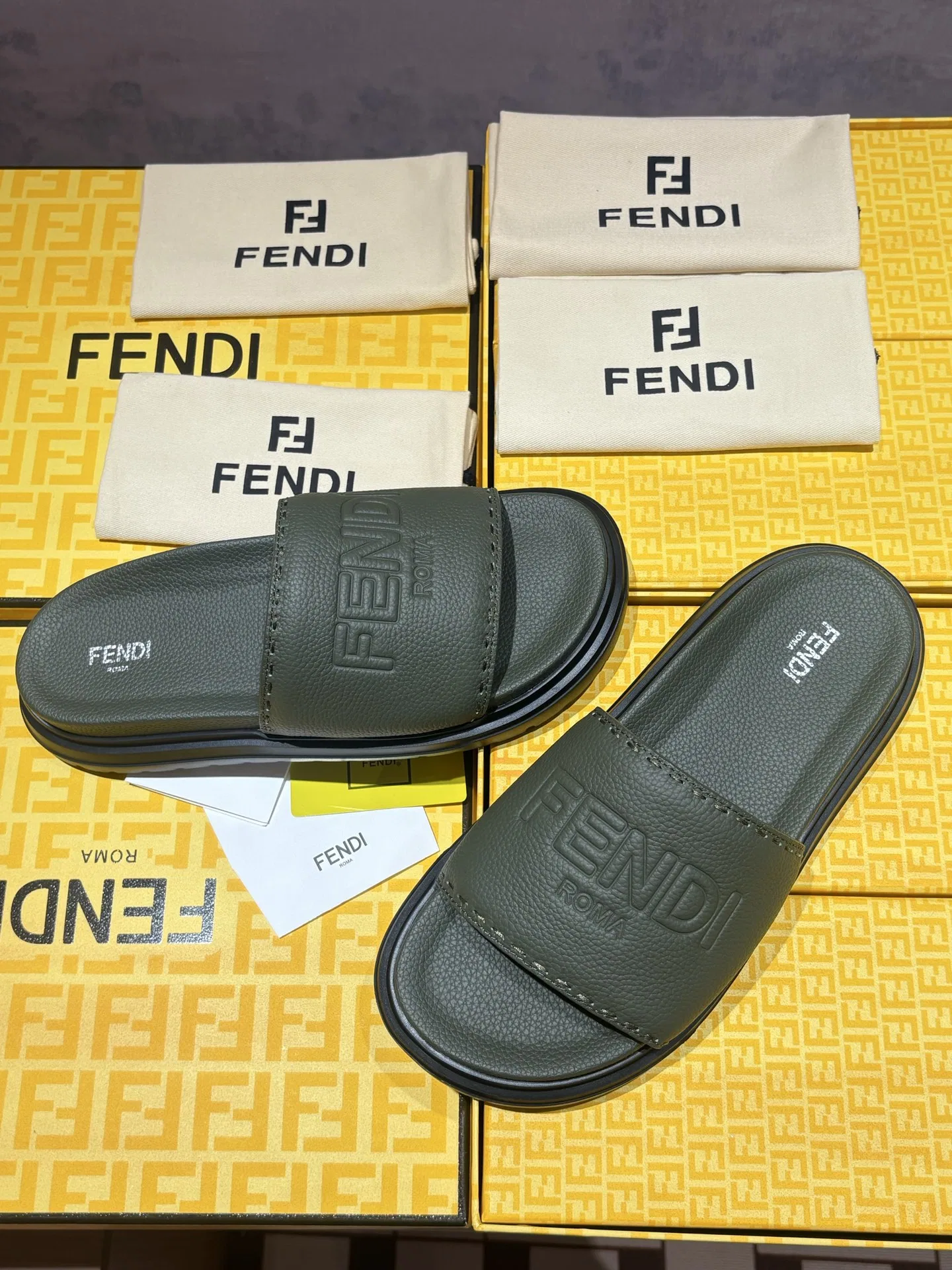 FEN 27FW INTBAJF 001 슬리퍼 38