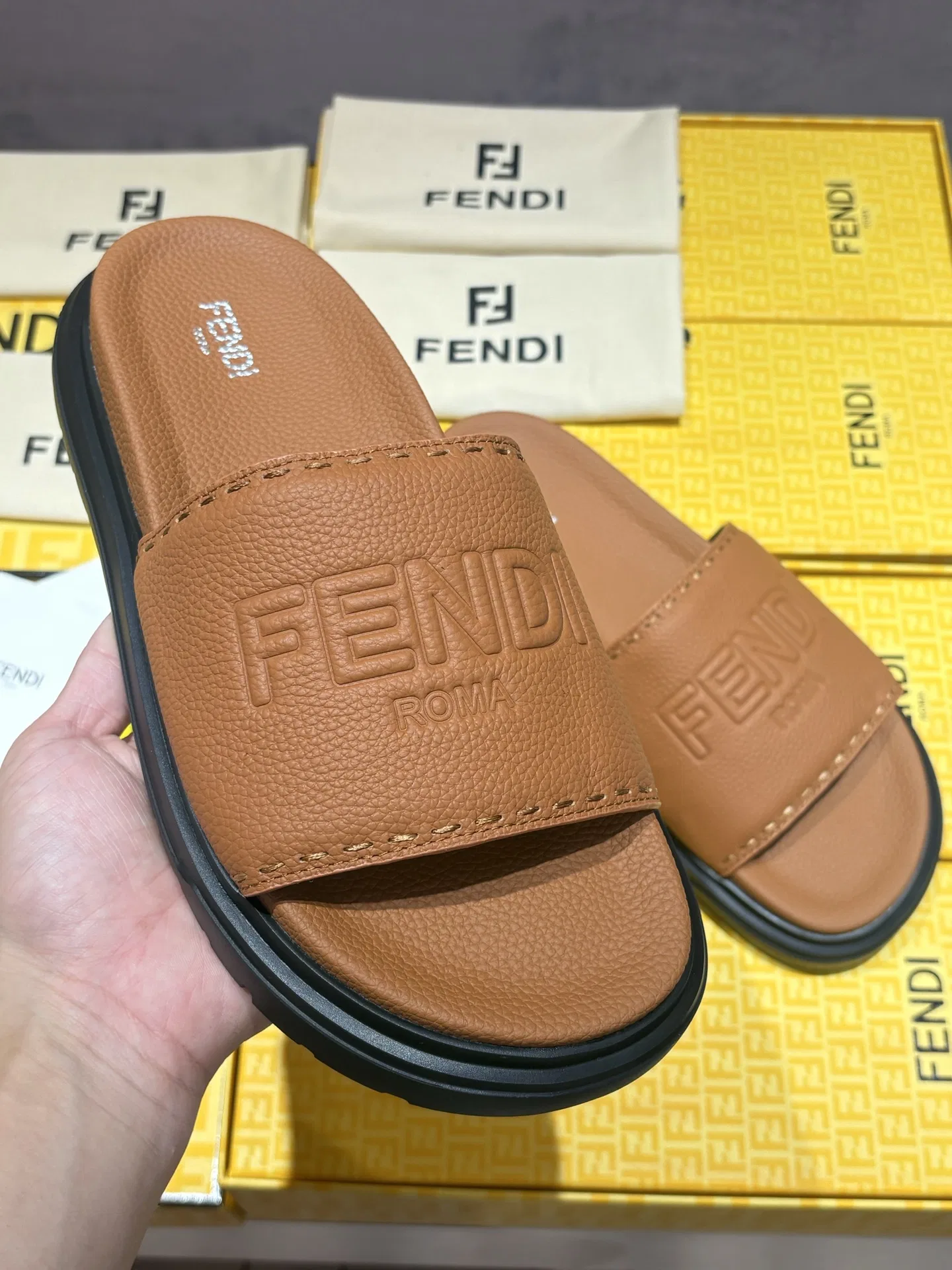 FEN 27FW INTBAJF 001 슬리퍼 43