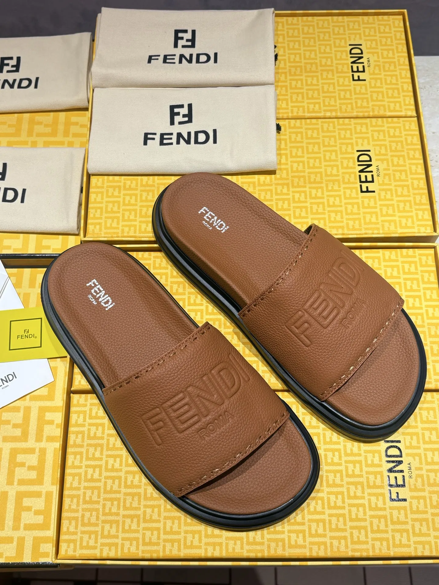 FEN 27FW INTBAJF 001 슬리퍼 44