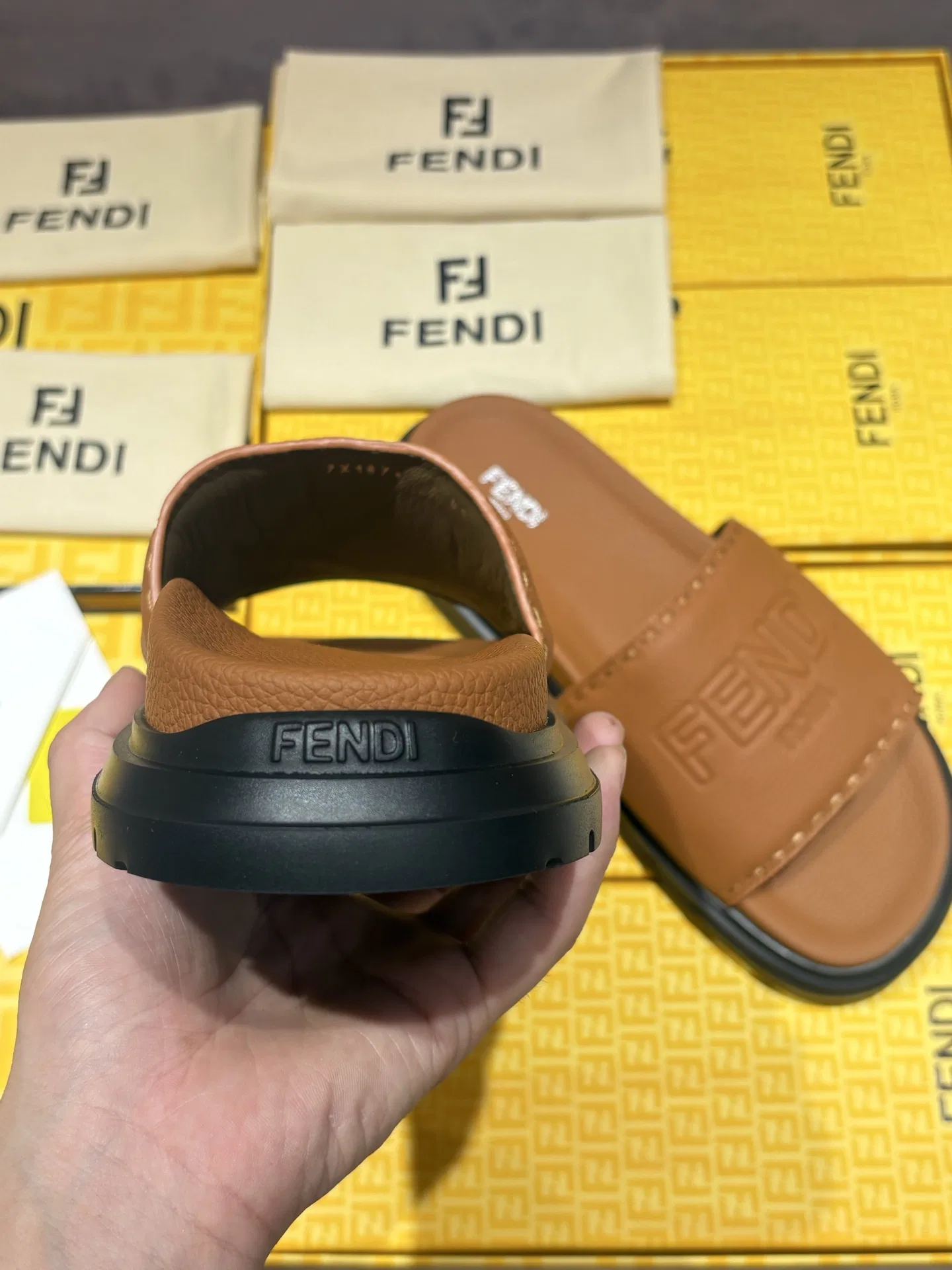 FEN 27FW INTBAJF 001 슬리퍼 48