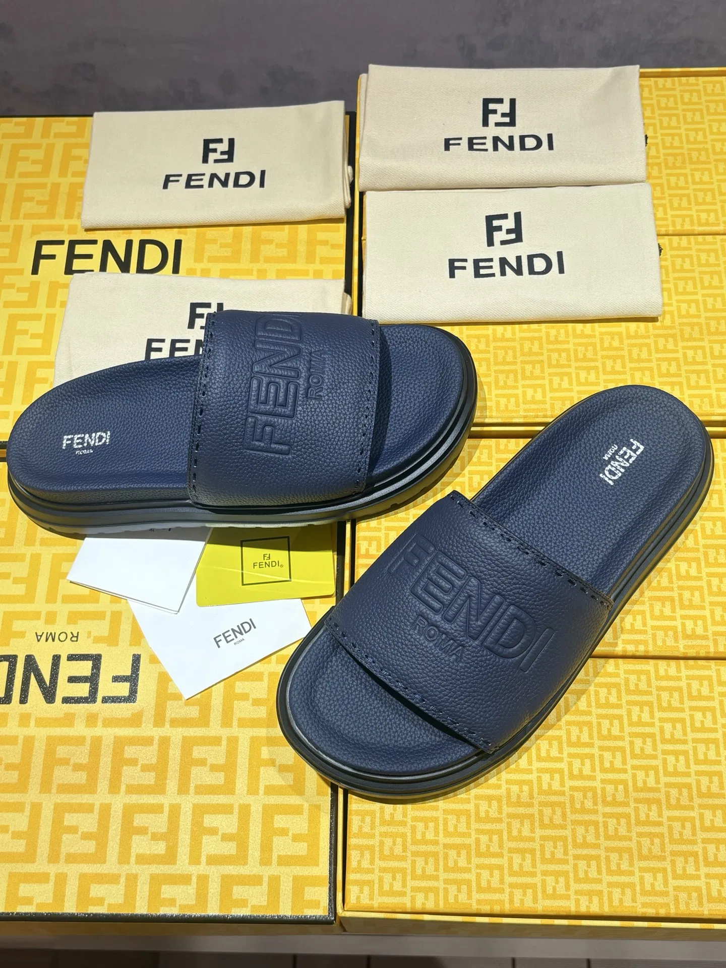 FEN 27FW INTBAJF 001 슬리퍼 52