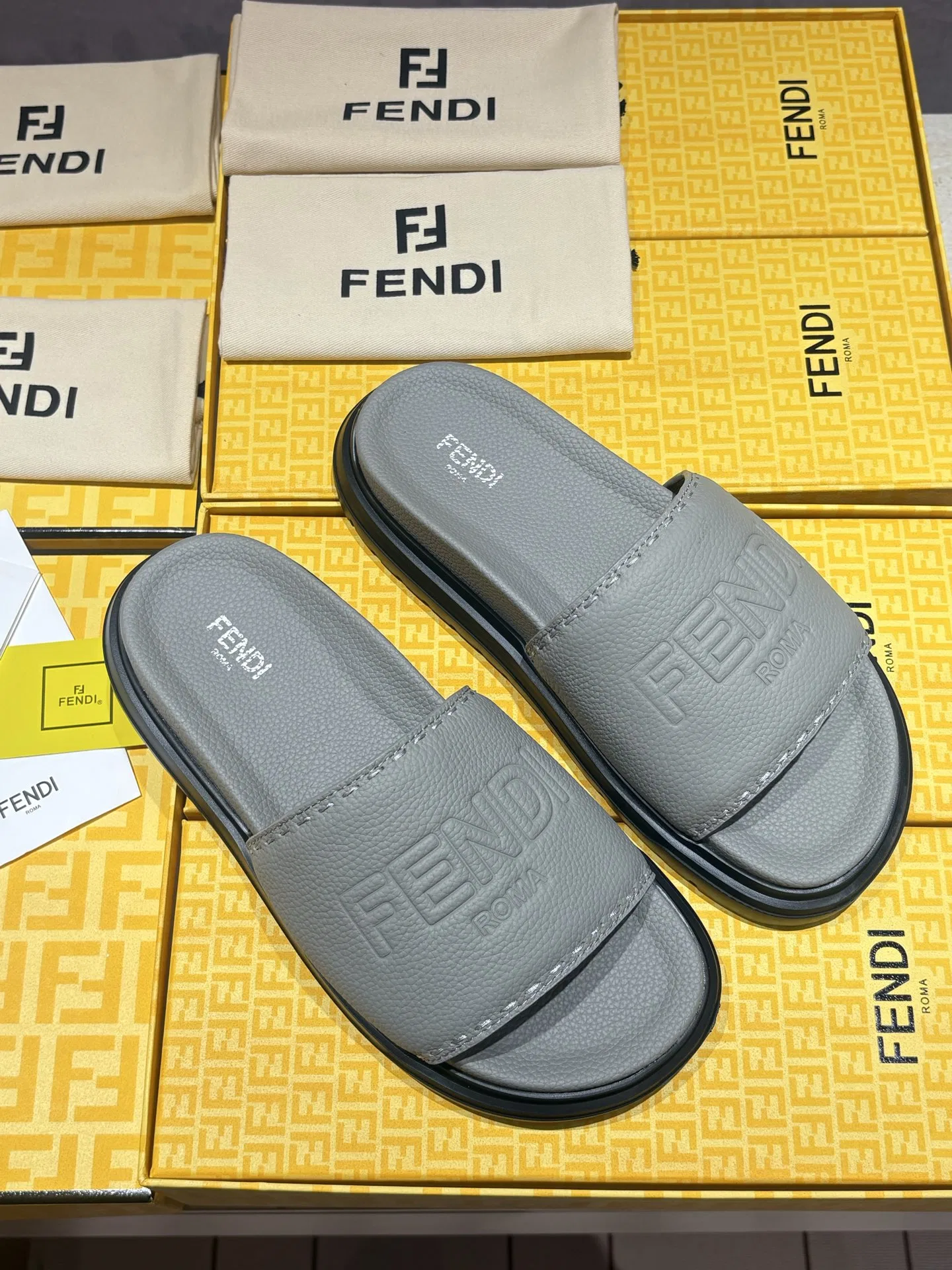 FEN 27FW INTBAJF 001 슬리퍼 58