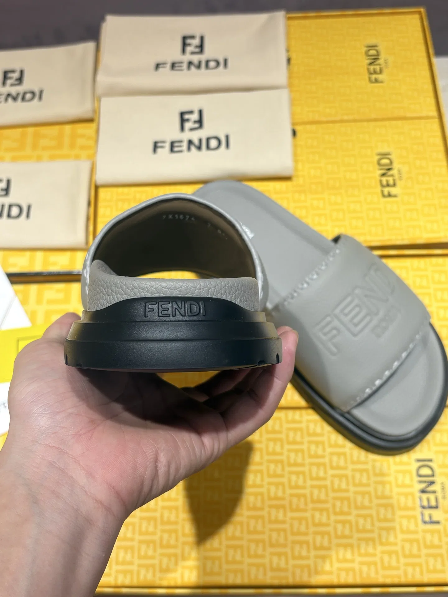 FEN 27FW INTBAJF 001 슬리퍼 61