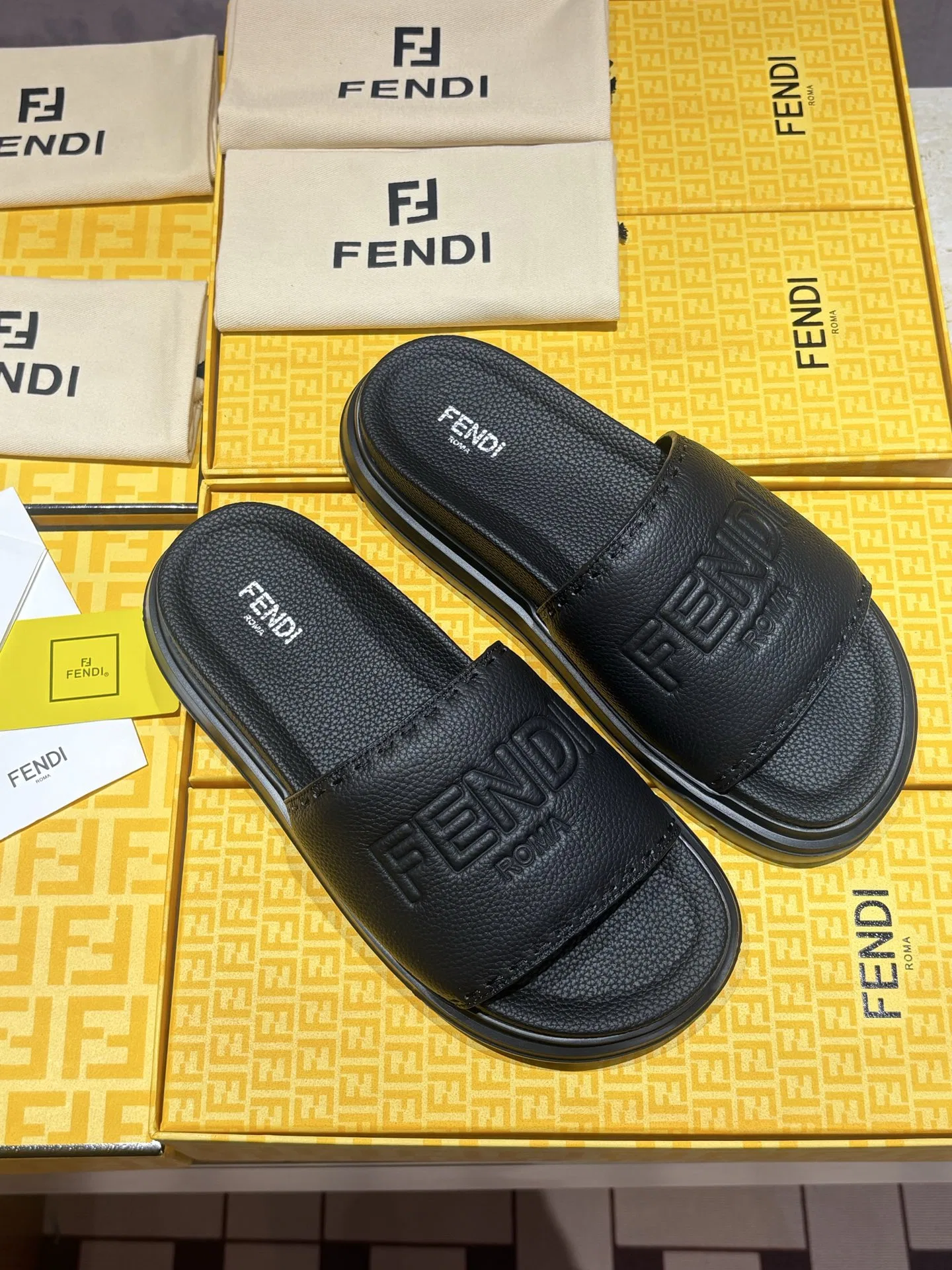 FEN 27FW INTBAJF 001 슬리퍼 64