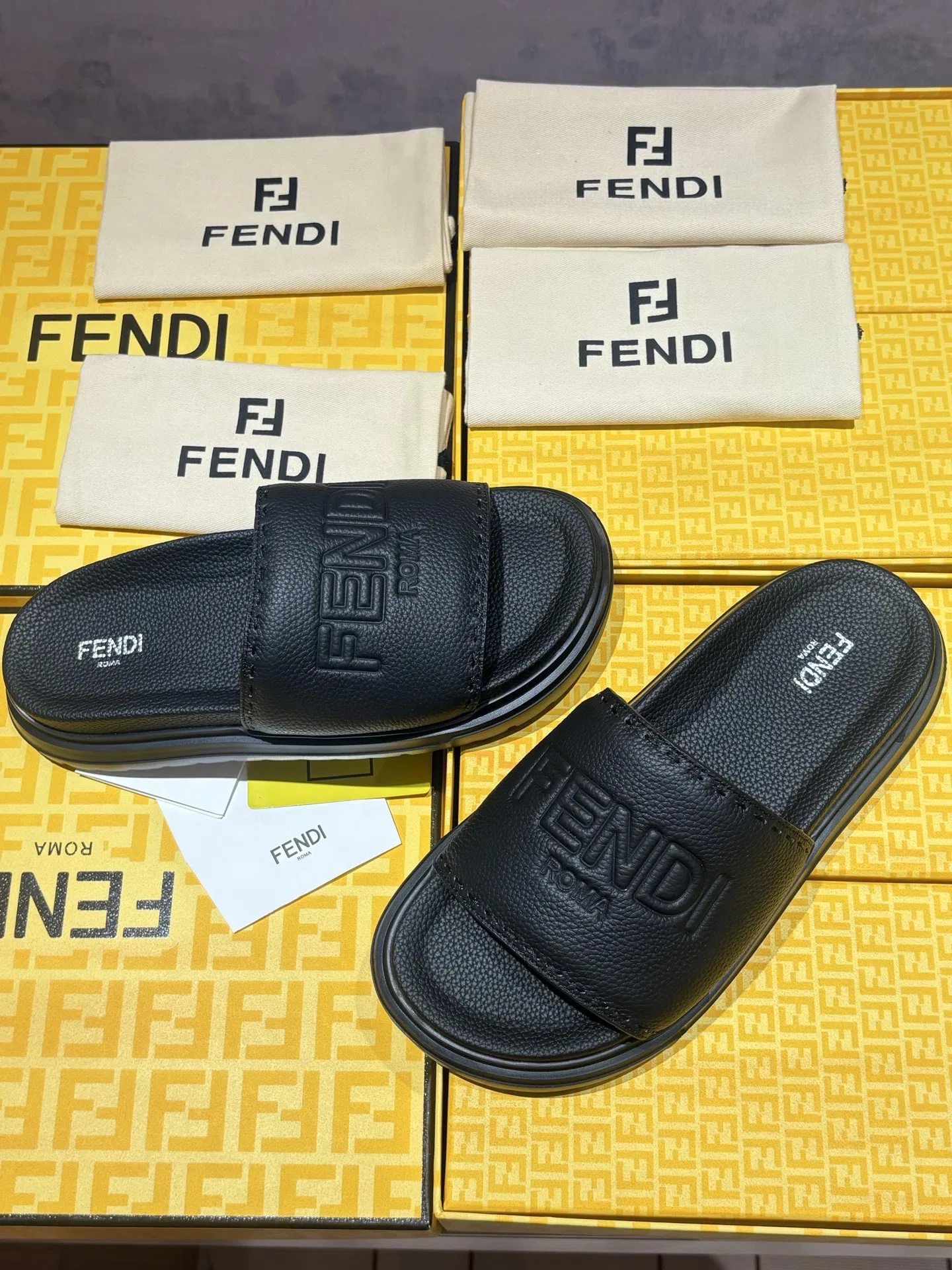 FEN 27FW INTBAJF 001 슬리퍼 65