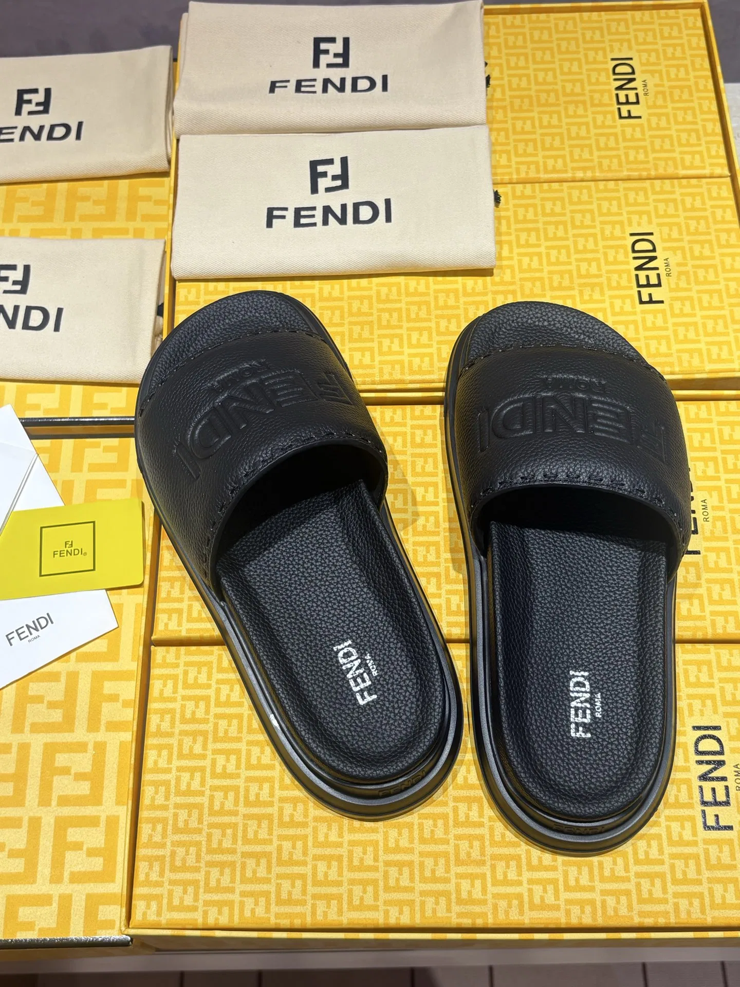 FEN 27FW INTBAJF 001 슬리퍼 66