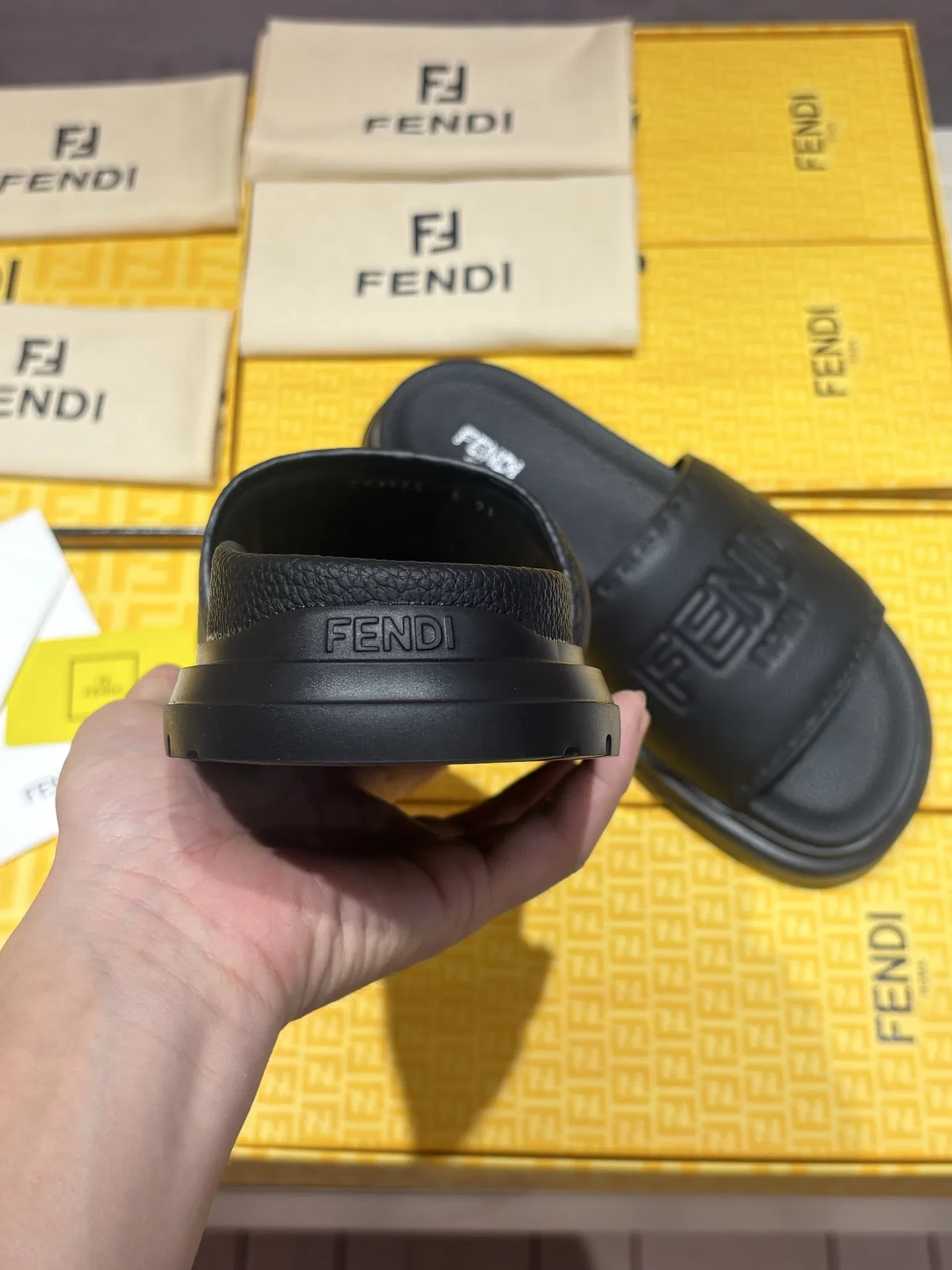 FEN 27FW INTBAJF 001 슬리퍼 68