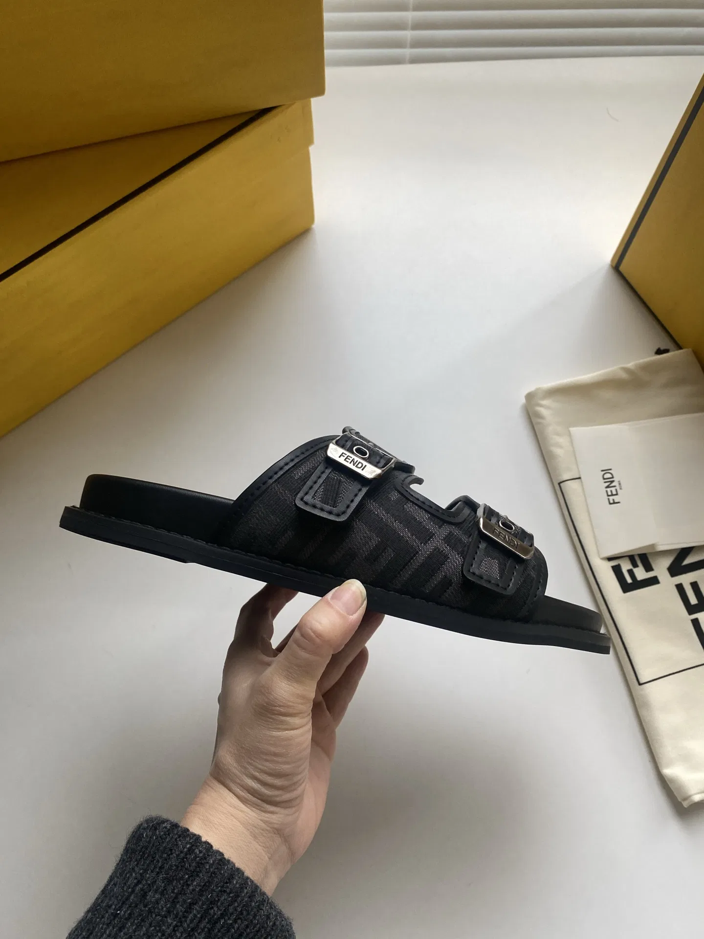 FEN 27FW KJARXSO 008 슬리퍼 21