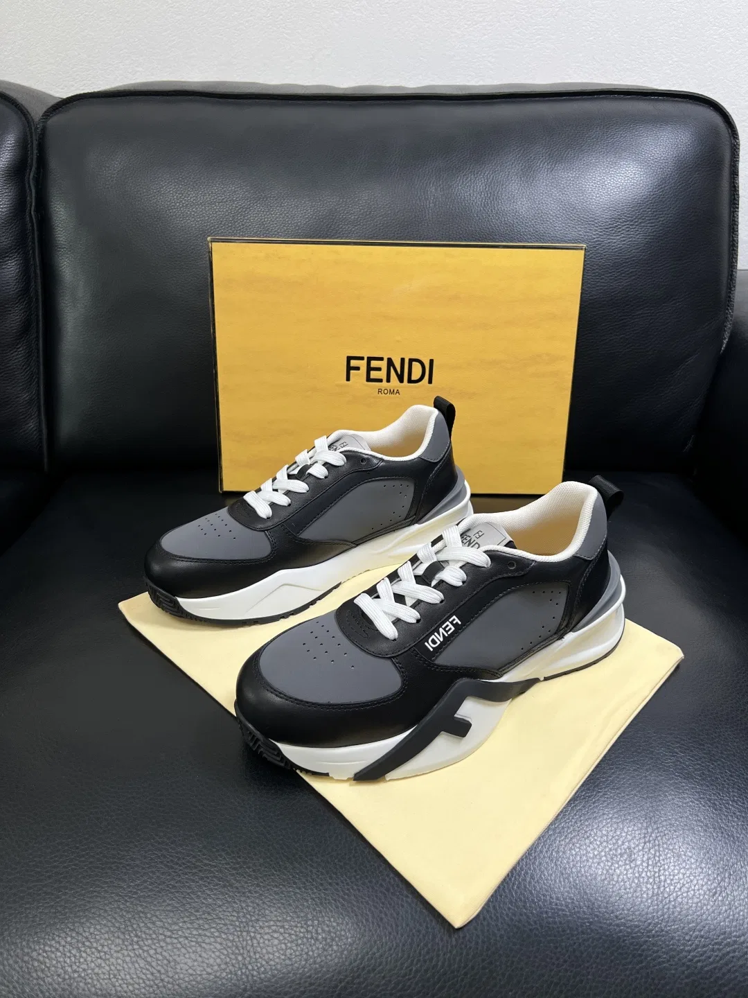 FEN 27FW KJARXSO 024 스니커즈 11