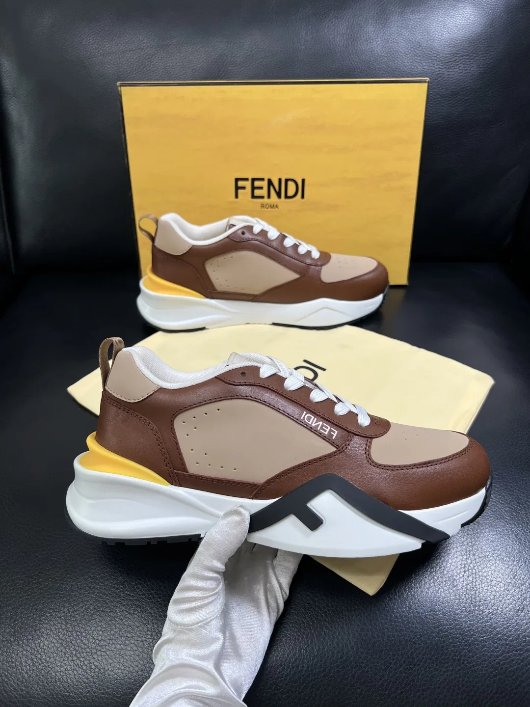 FEN 27FW KJARXSO 024 스니커즈 22