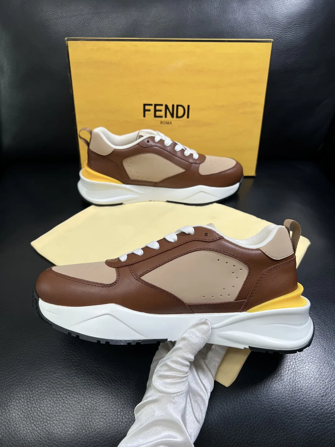 FEN 27FW KJARXSO 024 스니커즈 23