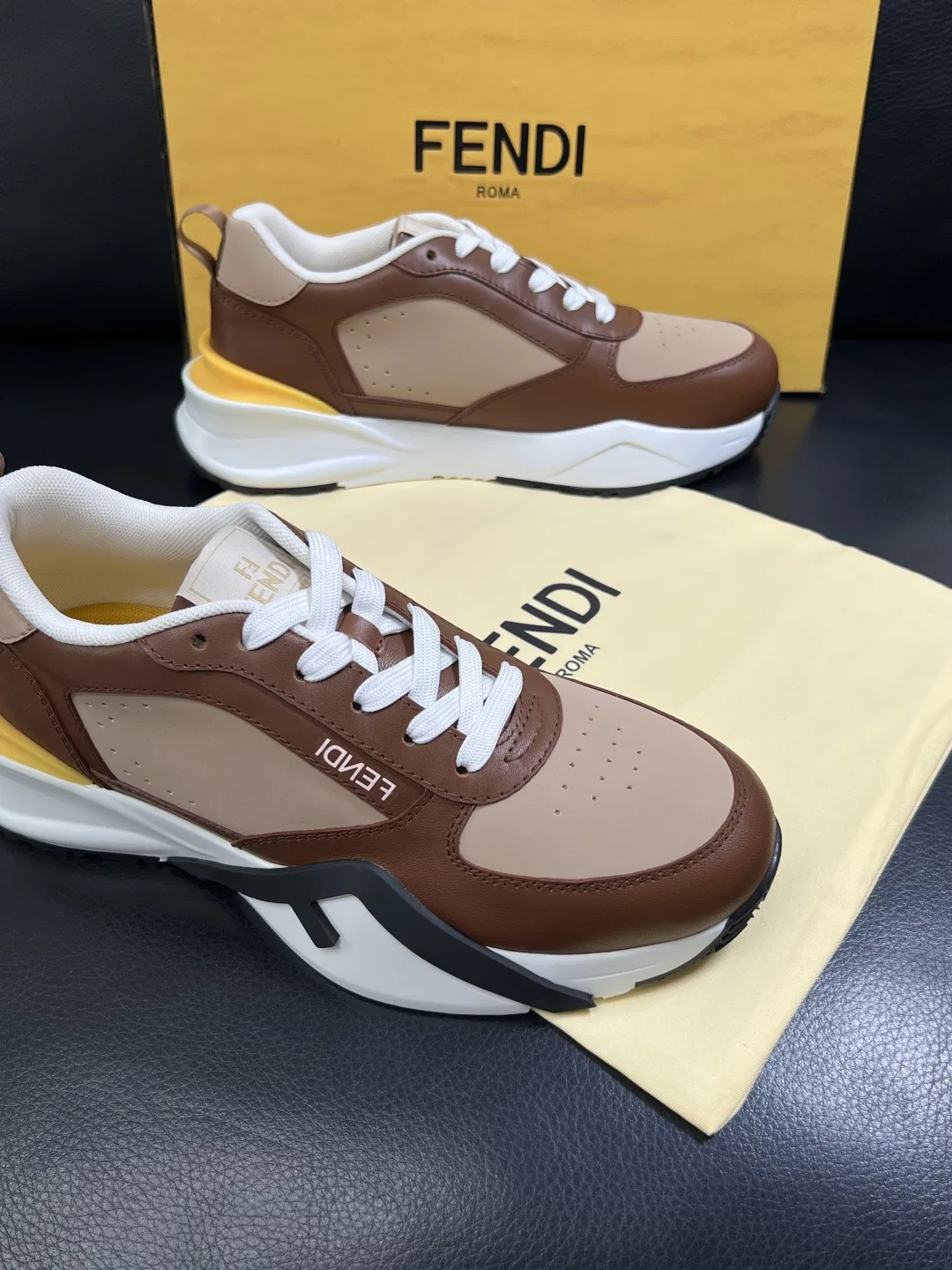 FEN 27FW KJARXSO 024 스니커즈 24