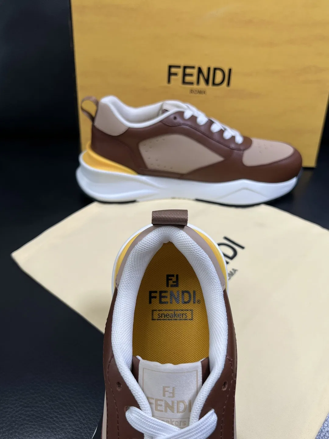 FEN 27FW KJARXSO 024 스니커즈 25