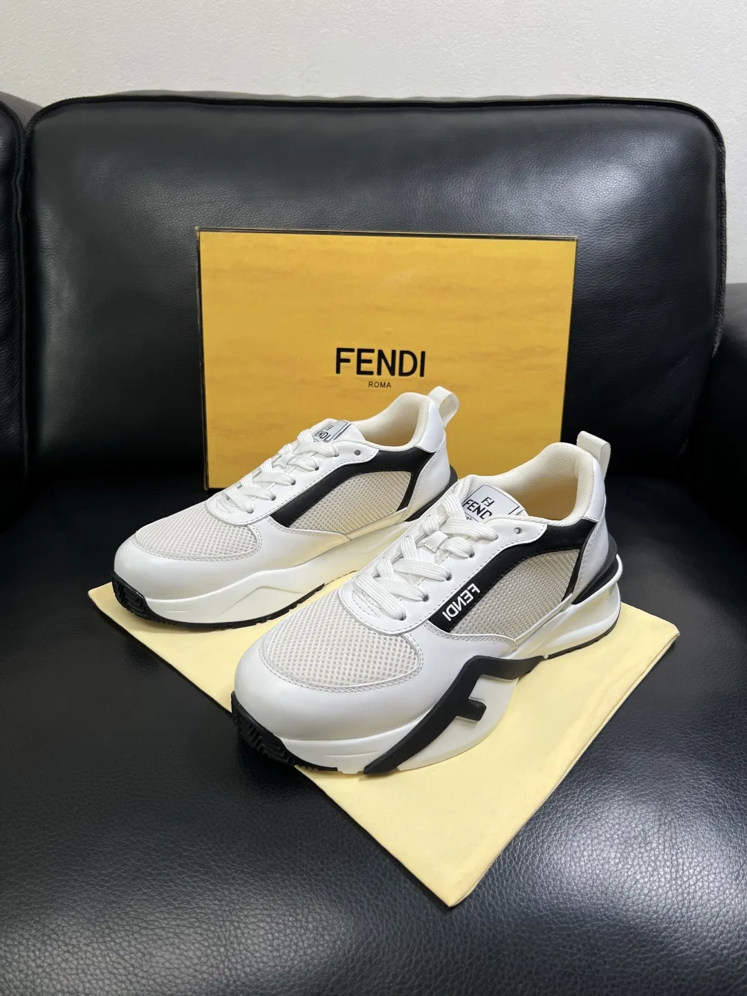 FEN 27FW KJARXSO 024 스니커즈 29