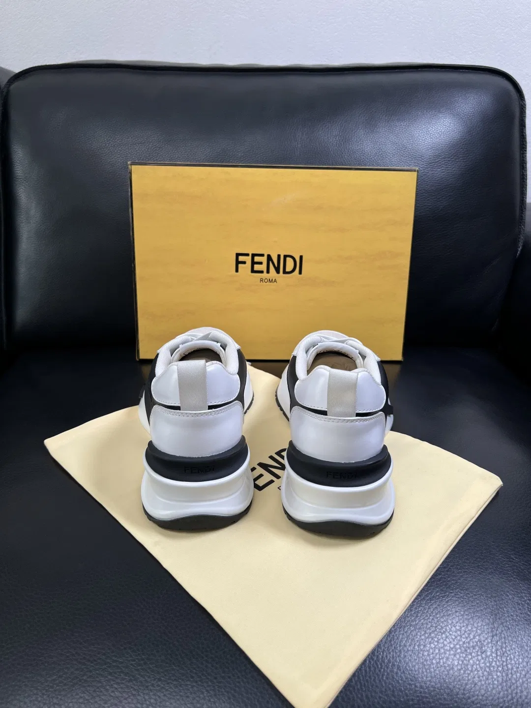 FEN 27FW KJARXSO 024 스니커즈 35
