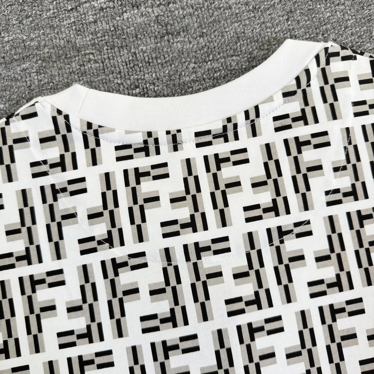FEN 27FW QFHVEOW 006 반팔티셔츠 14