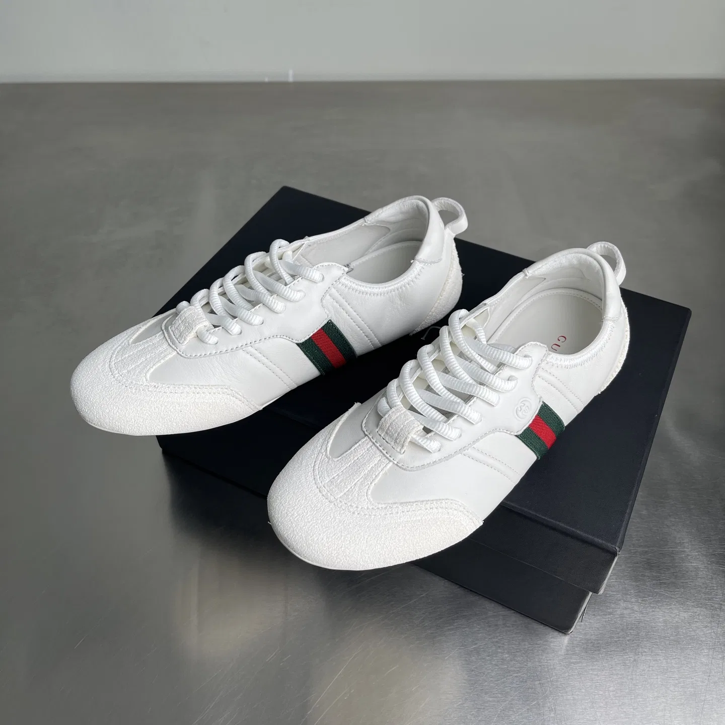 GU 27FW DQAXIFR 002 스니커즈 9