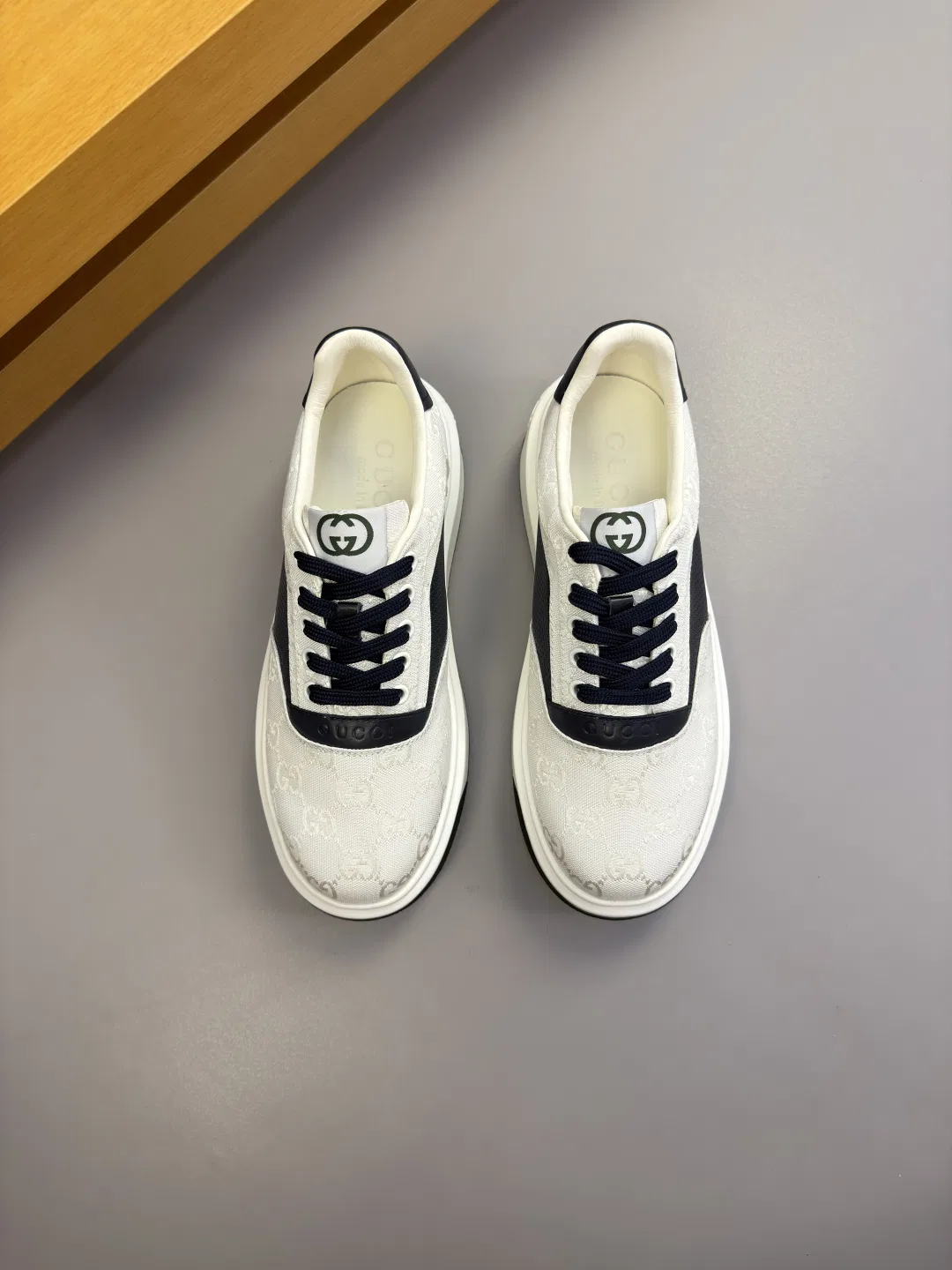 GU 27FW EPMGMVN 013 스니커즈 8