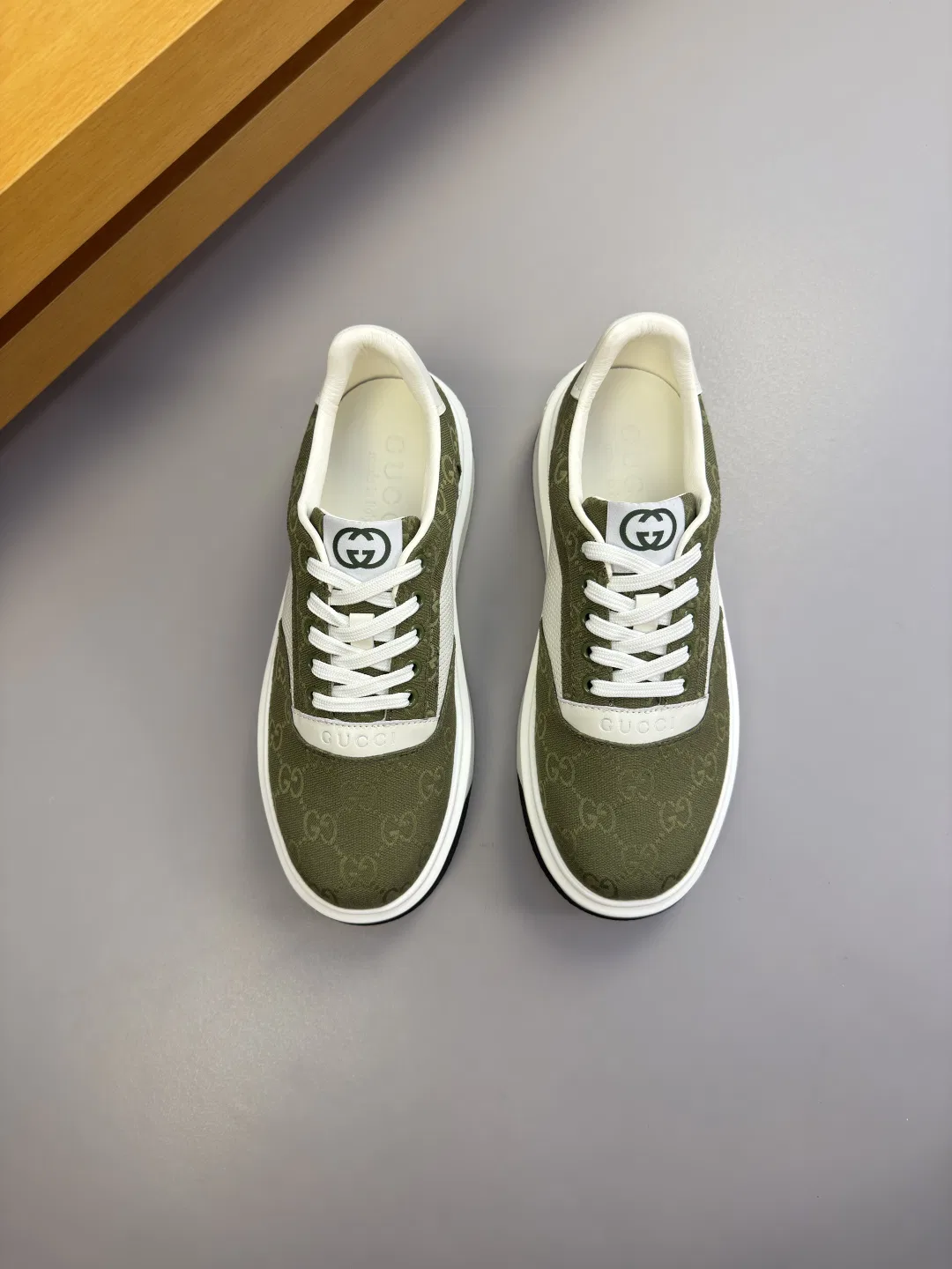 GU 27FW EPMGMVN 013 스니커즈 17