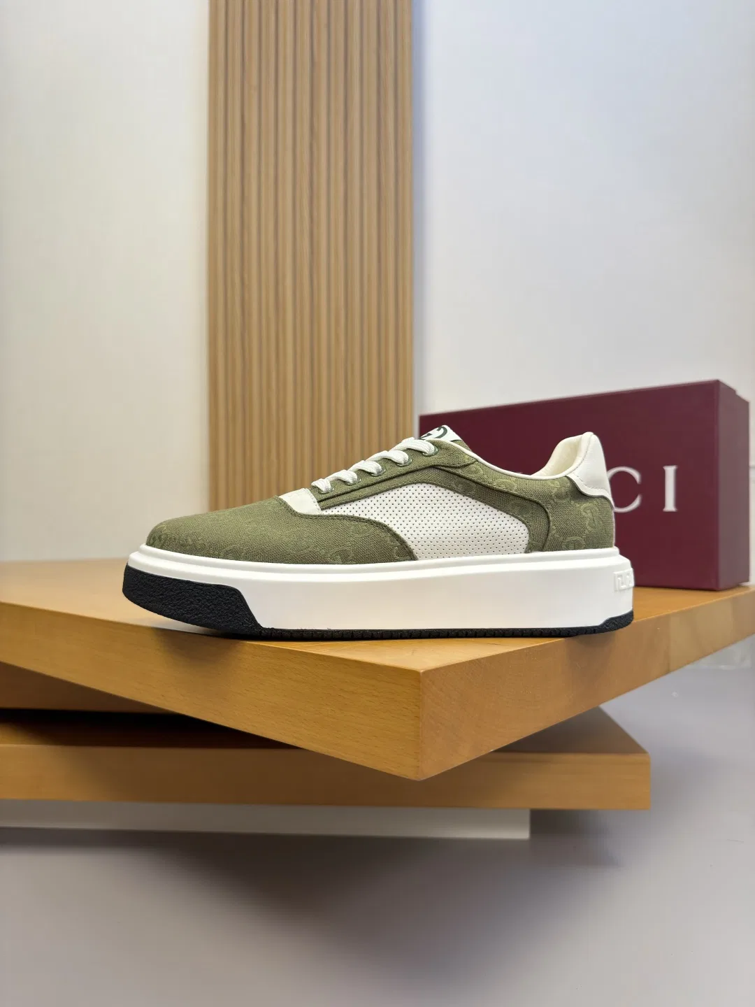 GU 27FW EPMGMVN 013 스니커즈 20