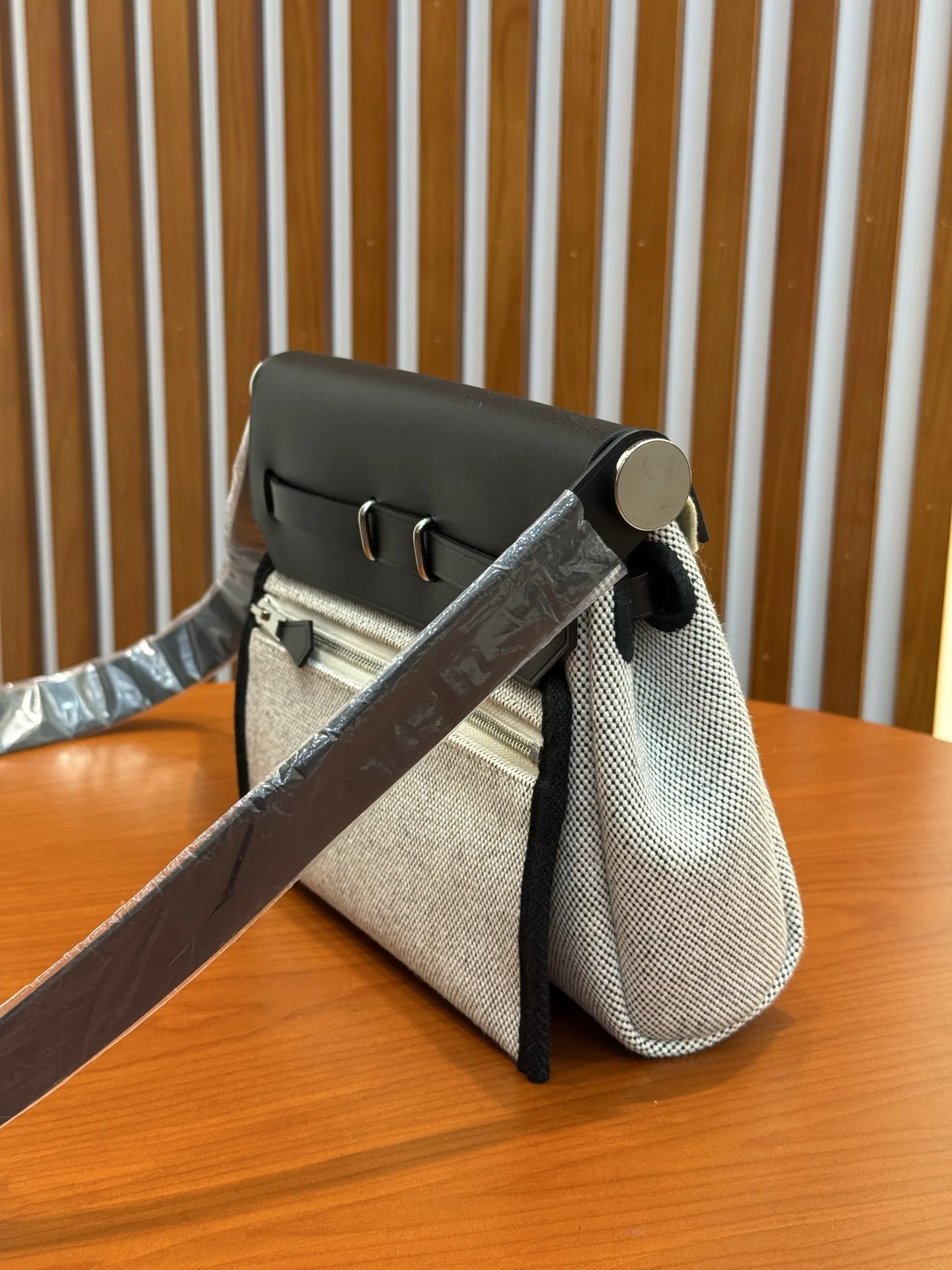 HER 27FW DCFARNA 022 크로스백 9