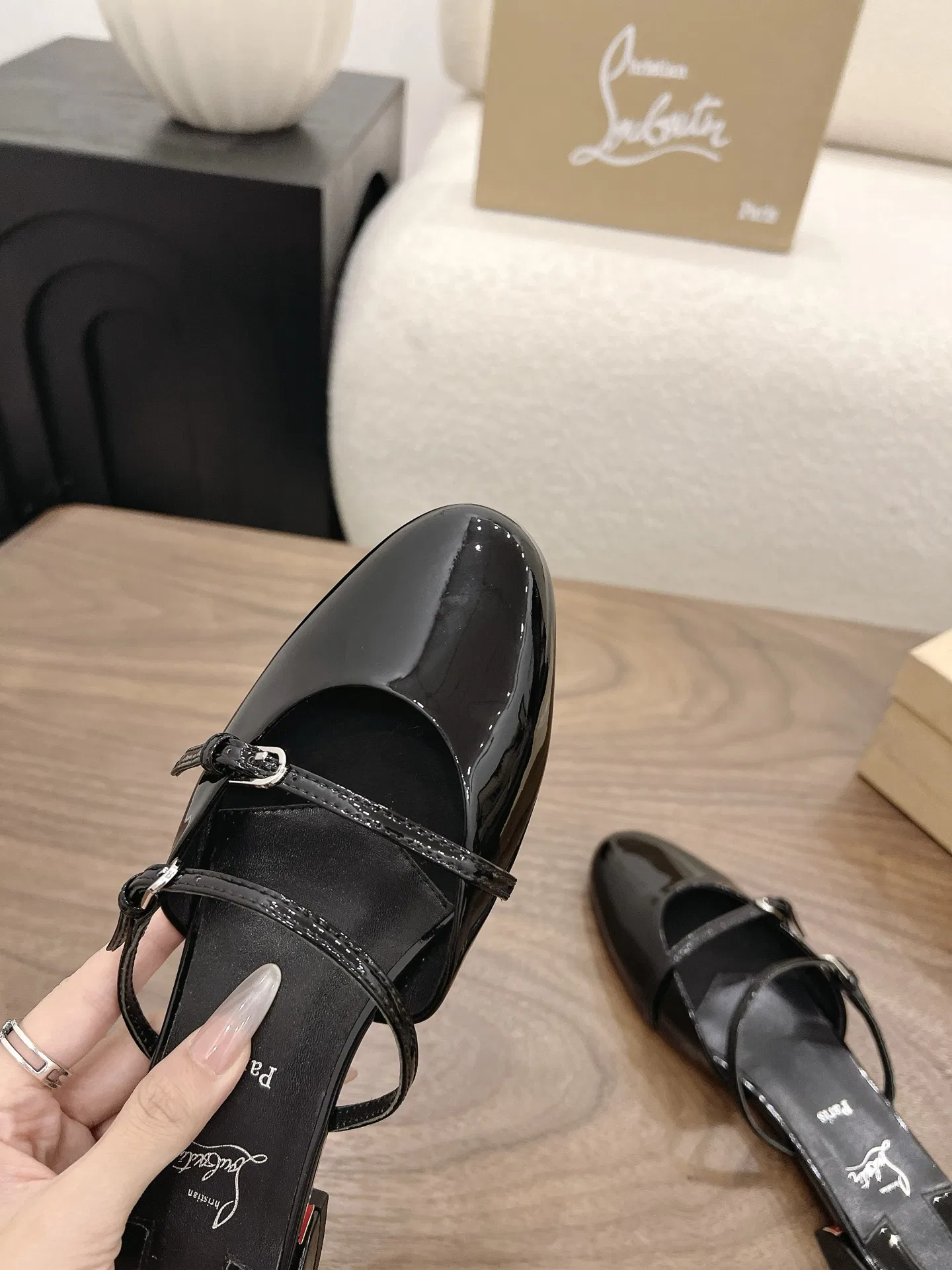 LOUBOUTIN 27FW MSFBUNF 003 플랫슈즈 24